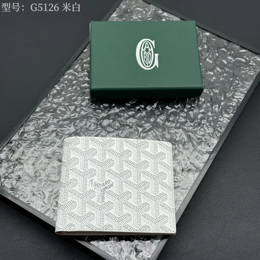 💰130 💎Upgraded original version 𝐠𝐨𝐲𝐚𝐫𝐝 Hot style ❤️Goyard wallet short style, Goyard 8-slot card slot wallet, the texture is directly stretched to the full mark, it can hold about 8-10 cards, it can hold cash, it is thin and does not stand up, it is classic, practical and attractive! If you want to create a short clip with a feeling that is different from others and has a deep taste, it must be him! size: 11*9 (cm) model: G5126