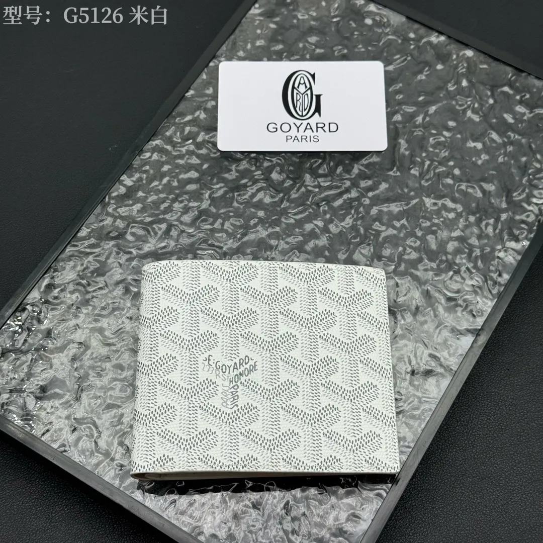 💰130 💎Upgraded original version 𝐠𝐨𝐲𝐚𝐫𝐝 Hot style ❤️Goyard wallet short style, Goyard 8-slot card slot wallet, the texture is directly stretched to the full mark, it can hold about 8-10 cards, it can hold cash, it is thin and does not stand up, it is classic, practical and attractive! If you want to create a short clip with a feeling that is different from others and has a deep taste, it must be him! size: 11*9 (cm) model: G5126