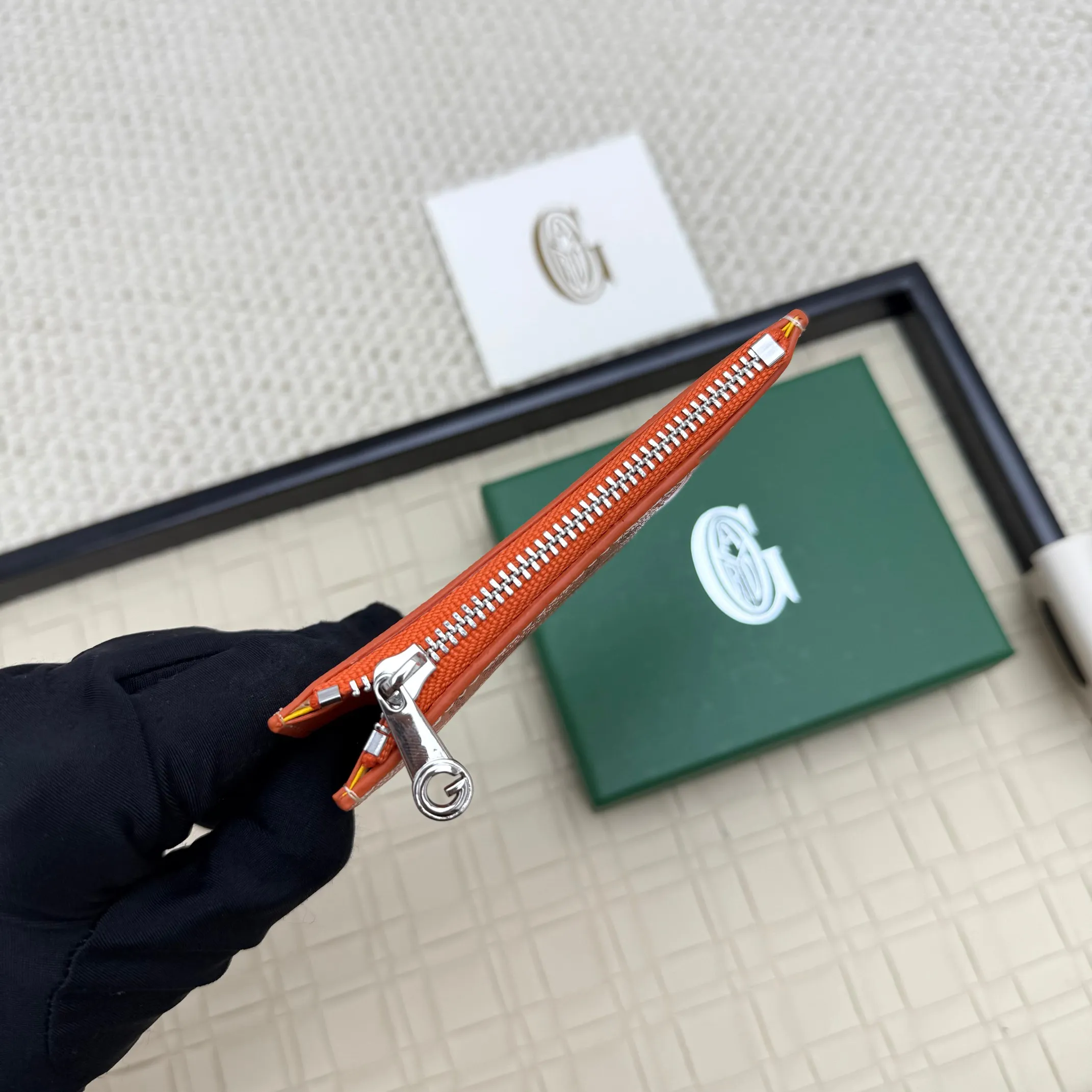 💰 120 Goyard Bourbon zipper coin card holder. This coin card holder has 3 card slots, 1 patch pocket and a zipper pocket to store coins, change or cards, and can safely store change. Exquisite and small, its compact shape can be easily put into a pocket or large bag. Size: 12.5x1x8.4cm No.: 808