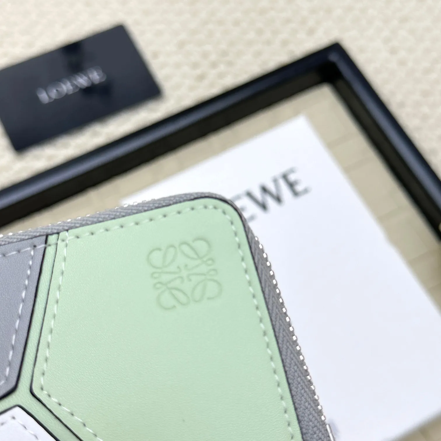 💰120 ·Loewe’s new card holders are back in stock! The new ones are all with metal logos, which are more refined than the old ones~~ Comes with box and dust bag! It’s a good idea to choose this small accessory for Valentine’s Day ~~Model: L1107 Size: 13*7.5*1