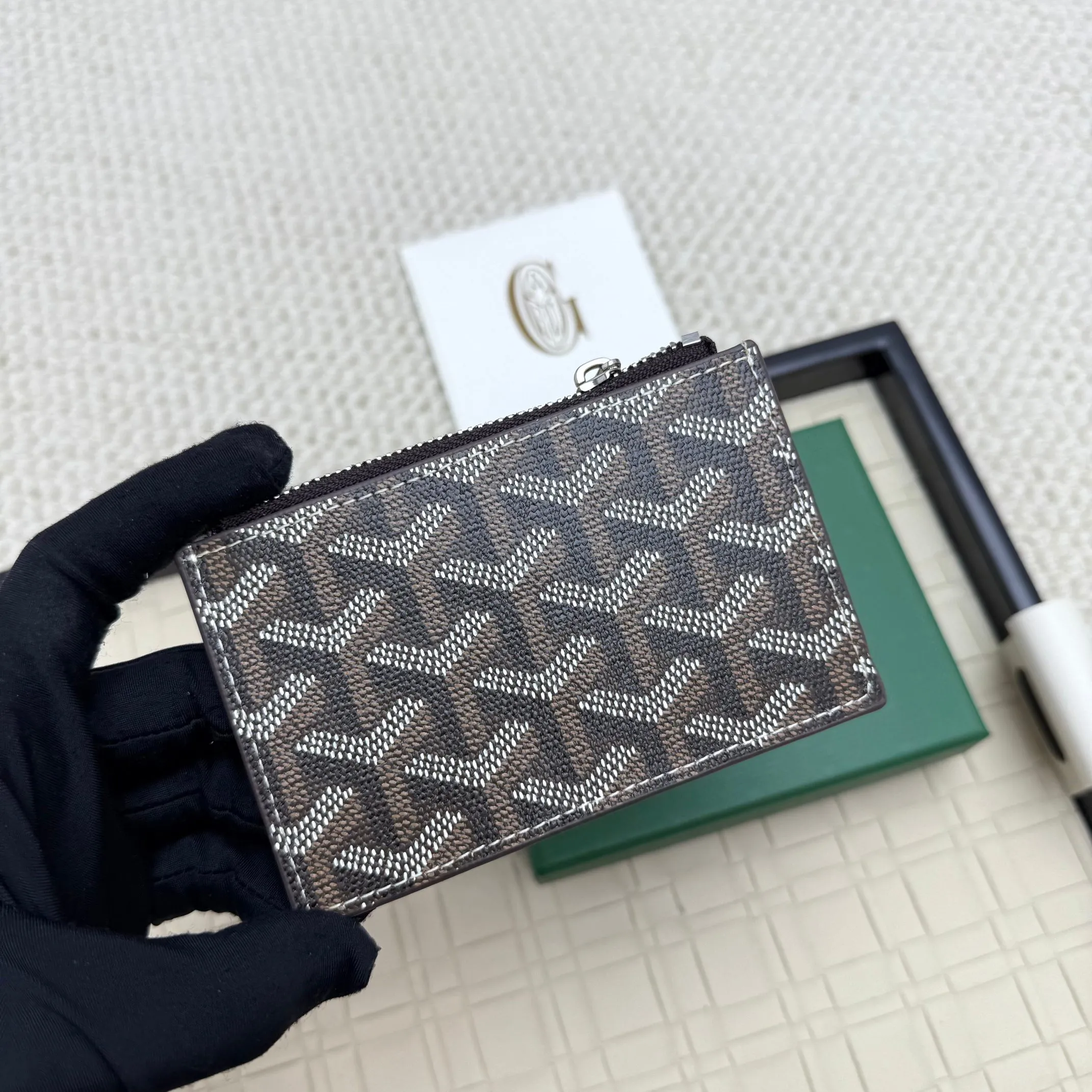 💰 120 Goyard Bourbon zipper coin card holder. This coin card holder has 3 card slots, 1 patch pocket and a zipper pocket to store coins, change or cards, and can safely store change. Exquisite and small, its compact shape can be easily put into a pocket or large bag. Size: 12.5x1x8.4cm No.: 808