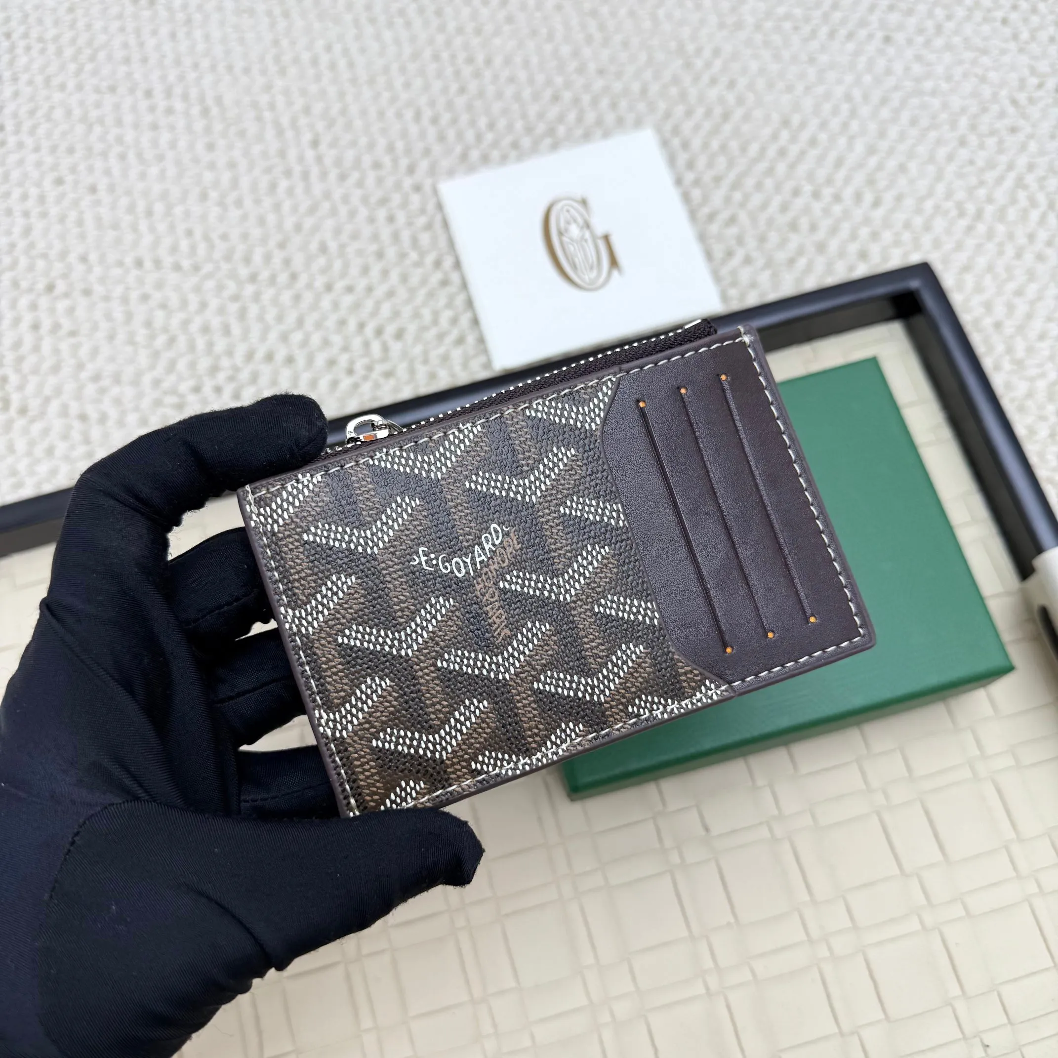 💰 120 Goyard Bourbon zipper coin card holder. This coin card holder has 3 card slots, 1 patch pocket and a zipper pocket to store coins, change or cards, and can safely store change. Exquisite and small, its compact shape can be easily put into a pocket or large bag. Size: 12.5x1x8.4cm No.: 808