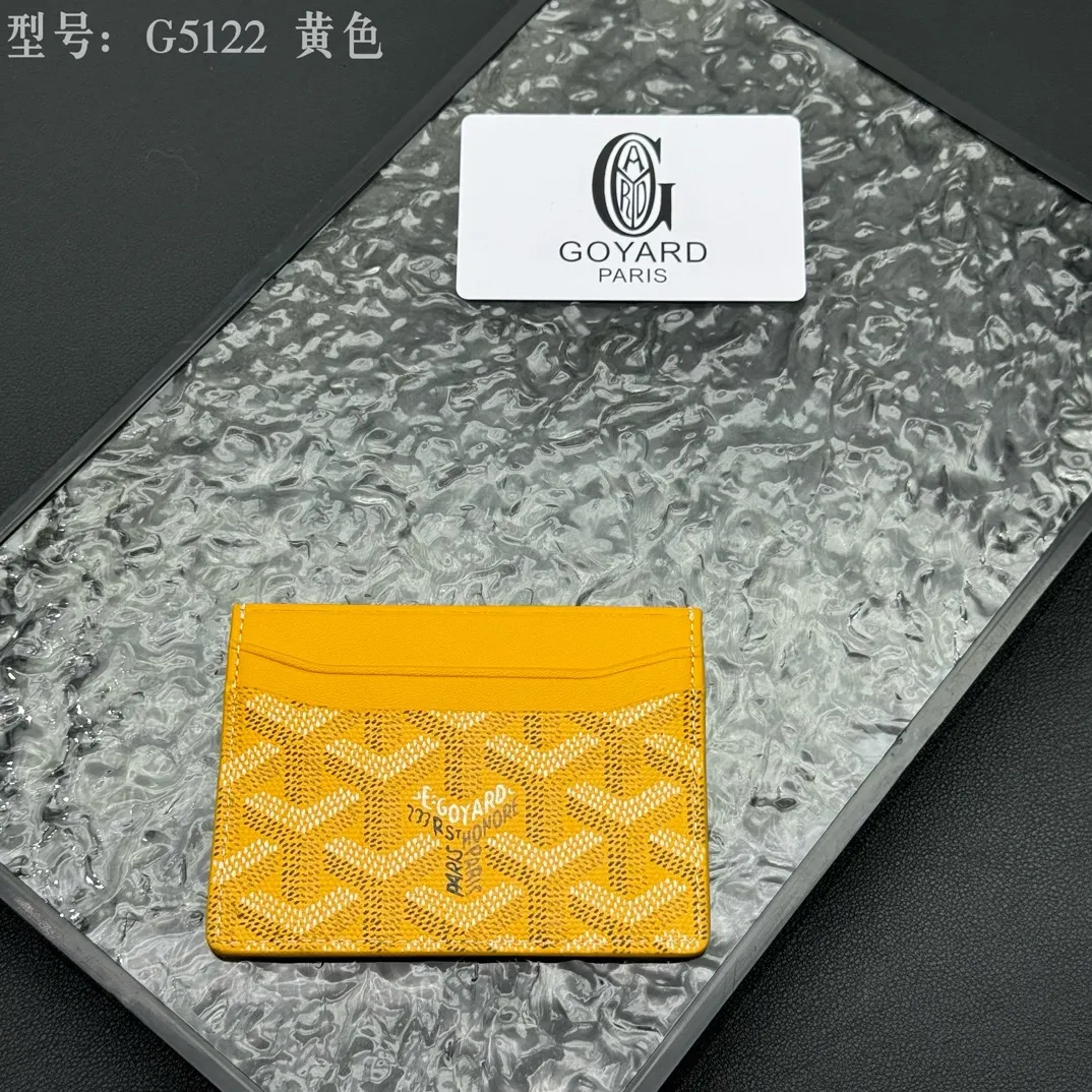 💰90 💎The top-quality original GOYARD Saint-Sulpice card holder has a small and compact design, and its central pocket can store cards, IDs or folded banknotes. The compact design fits nicely in a jacket or pants pocket. Model; G5122 Size: 7*10.5*0.2cm