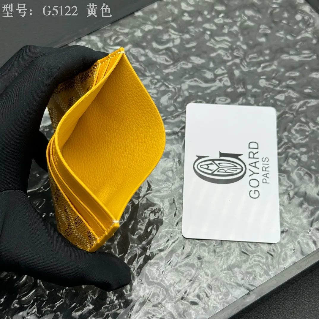 💰90 💎The top-quality original GOYARD Saint-Sulpice card holder has a small and compact design, and its central pocket can store cards, IDs or folded banknotes. The compact design fits nicely in a jacket or pants pocket. Model; G5122 Size: 7*10.5*0.2cm