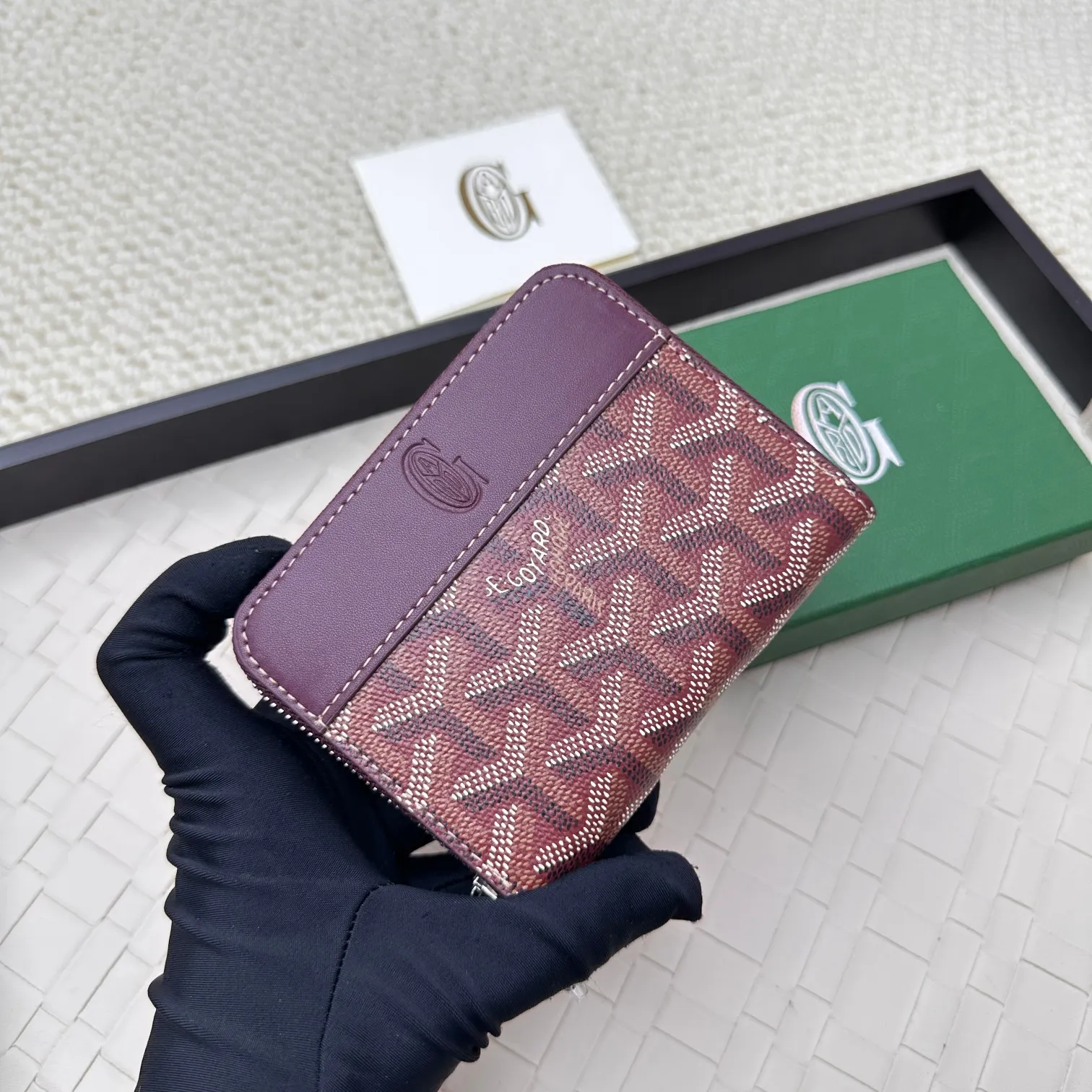 💰140 GOYARD Matignon Mini coin purse features a full zipper closure. Its central compartment holds coins, while its interior patch pocket holds cards or small IDs. No.: 805 Size: 10.4*7.5*1.8cm