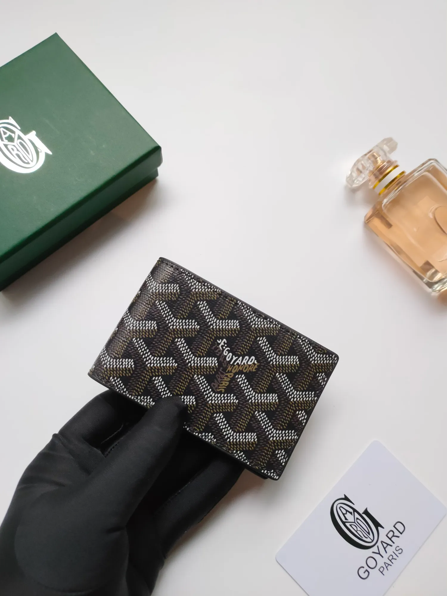 ￥110 Insert Victoire card holder can not only be used alone, but can also be inserted into the Victoire wallet to add more card storage space. Goyardine canvas & Vauzelles calfskin Style number: 9638 Size: 7.1 cmx0.5 cmx10 cm
