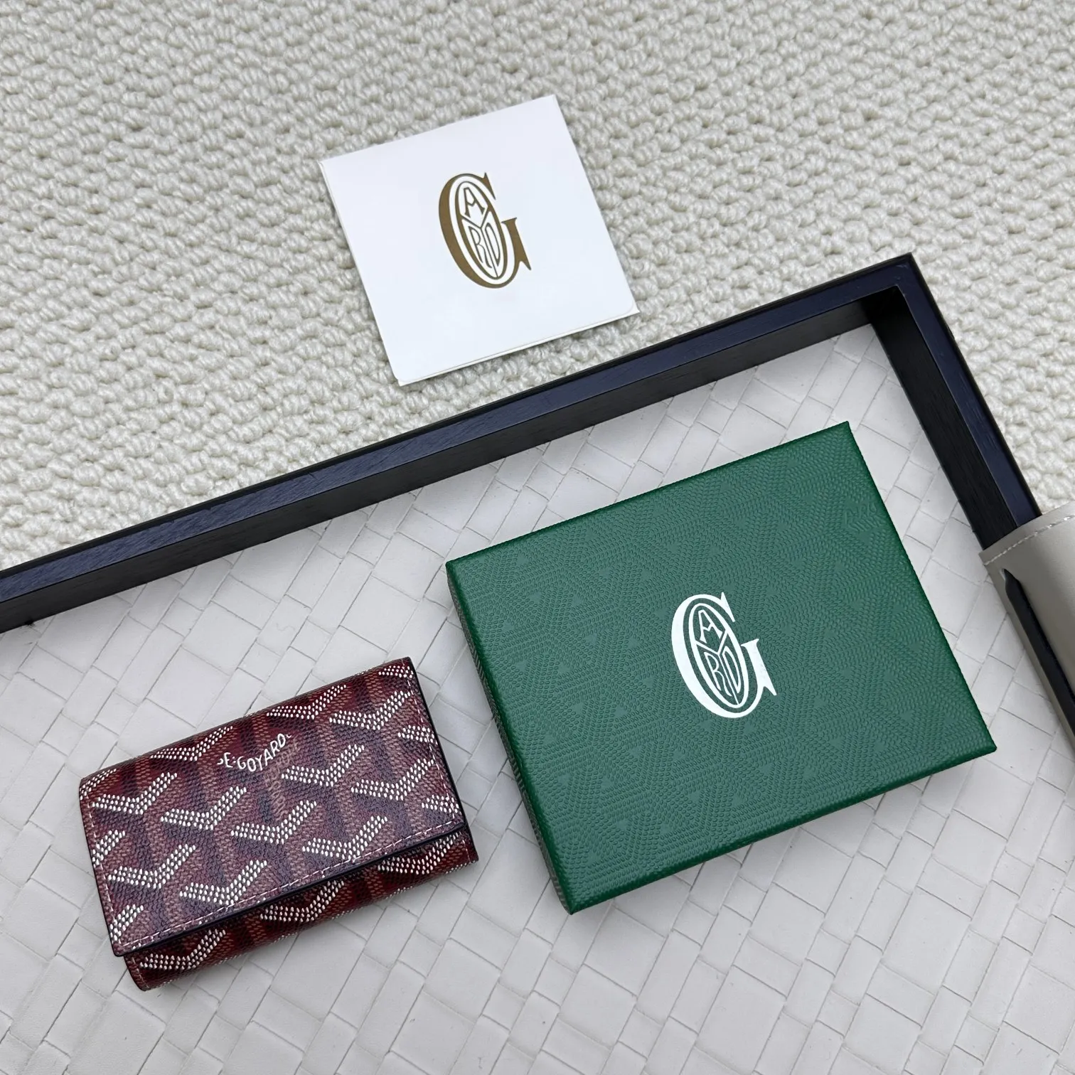 💰120 GOYARD Goya Classic👍🏻The design of the Saint-Sulpice 3-fold key bag is small and compact. Its compact design is just suitable for putting in a jacket or pants pocket. It is equipped with 6 locks that can fasten 6 keys. Style number: 807 Size: 10.5*7*2