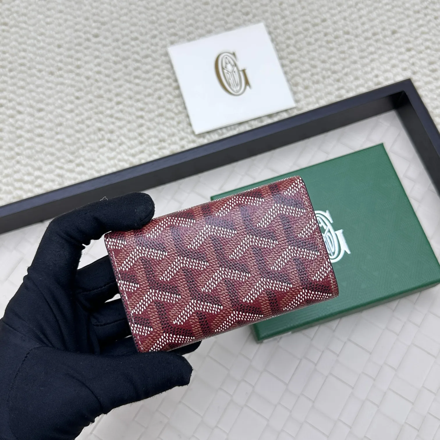 💰120 GOYARD Goya Classic👍🏻The design of the Saint-Sulpice 3-fold key bag is small and compact. Its compact design is just suitable for putting in a jacket or pants pocket. It is equipped with 6 locks that can fasten 6 keys. Style number: 807 Size: 10.5*7*2