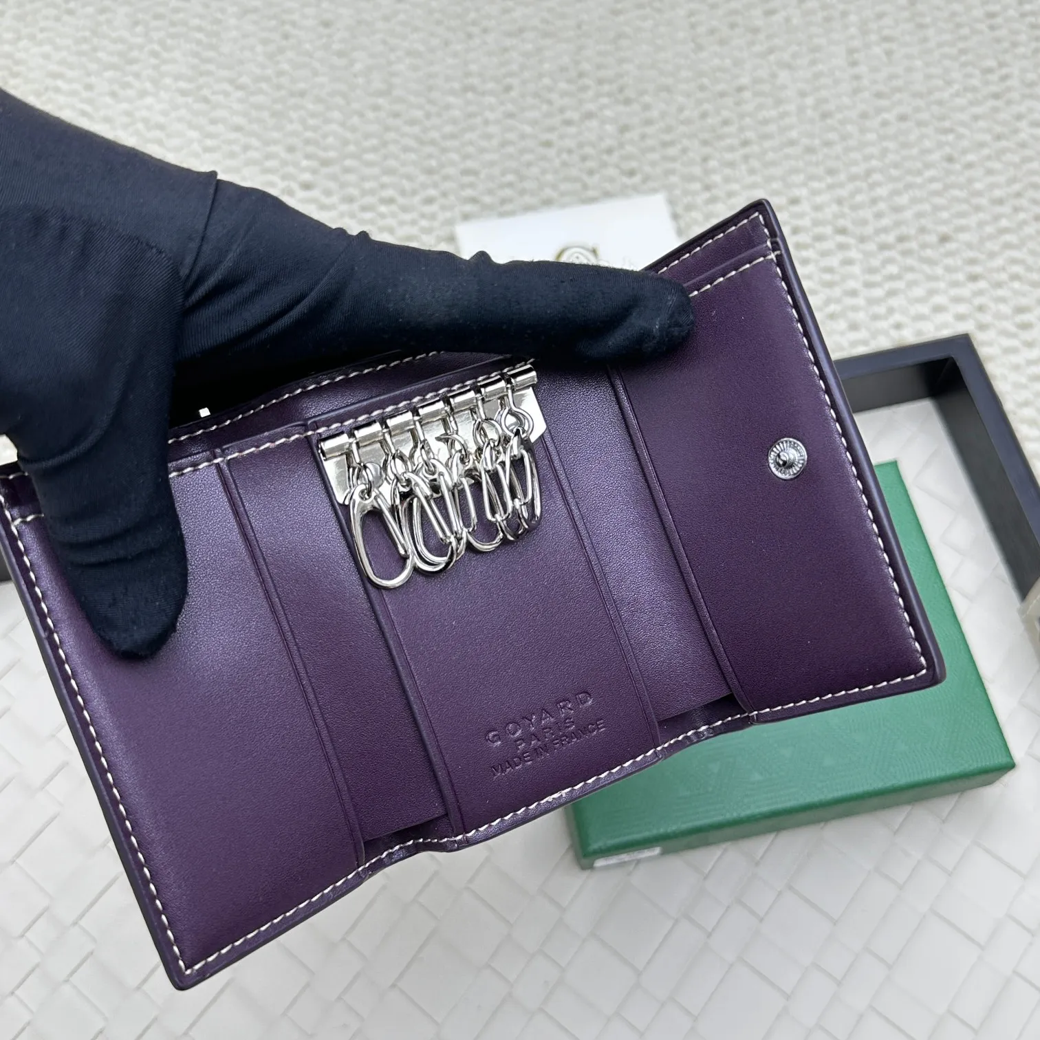 💰120 GOYARD Goya Classic👍🏻The design of the Saint-Sulpice 3-fold key bag is small and compact. Its compact design is just suitable for putting in a jacket or pants pocket. It is equipped with 6 locks that can fasten 6 keys. Style number: 807 Size: 10.5*7*2
