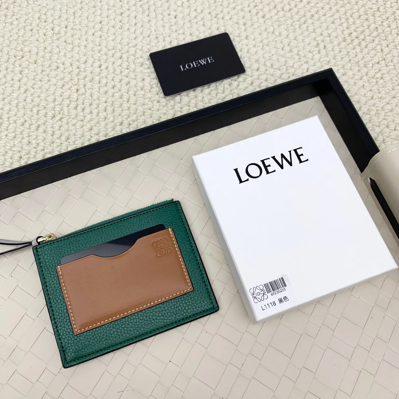 💰120 ·Loewe’s new card holders are back in stock! The new ones are all with metal logos, which are more refined than the old ones~~ Comes with box and dust bag! It’s a good idea to choose this small accessory for Valentine’s Day ~~Model: L1118 Size: 12CM*9.5CM