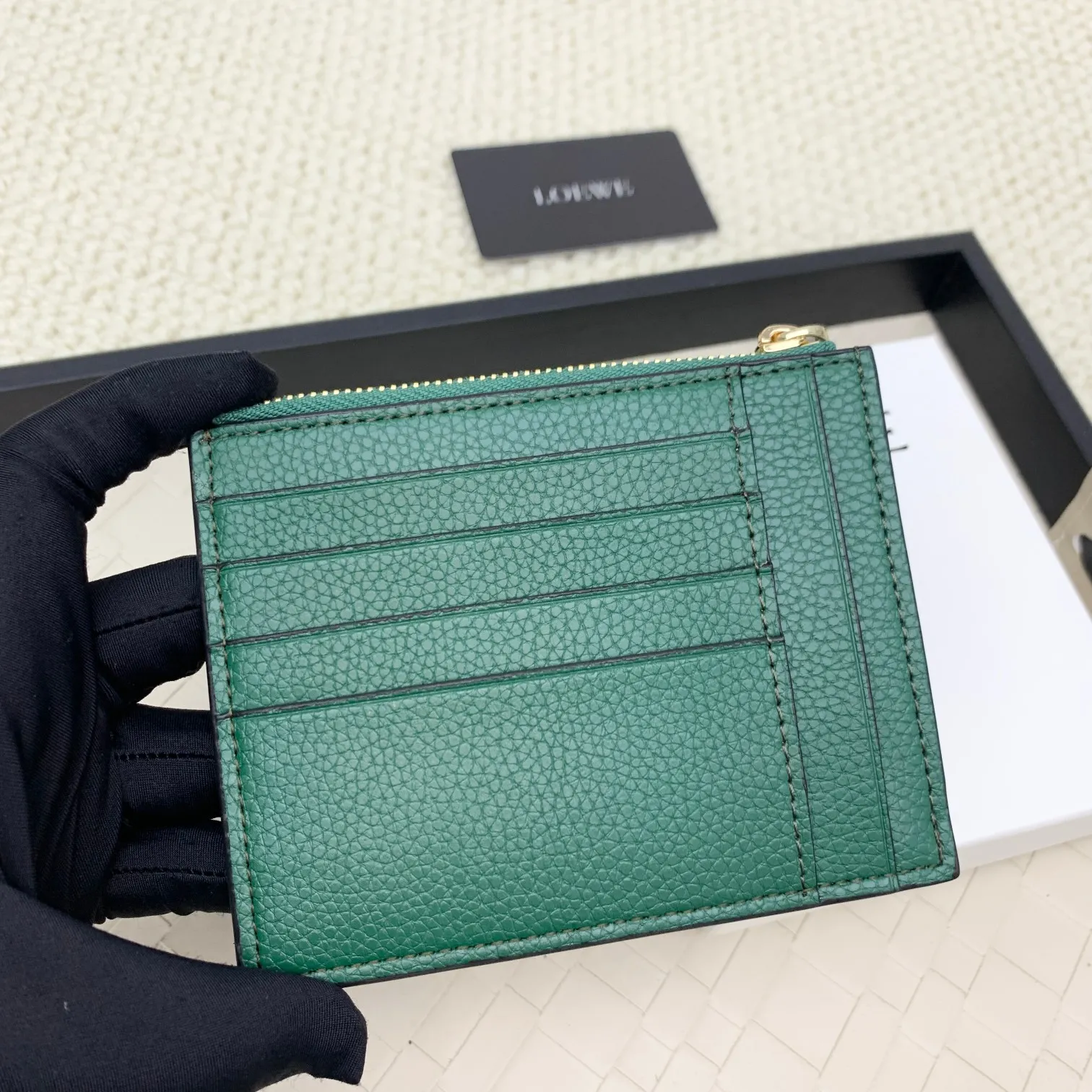 💰120 ·Loewe’s new card holders are back in stock! The new ones are all with metal logos, which are more refined than the old ones~~ Comes with box and dust bag! It’s a good idea to choose this small accessory for Valentine’s Day ~~Model: L1118 Size: 12CM*9.5CM