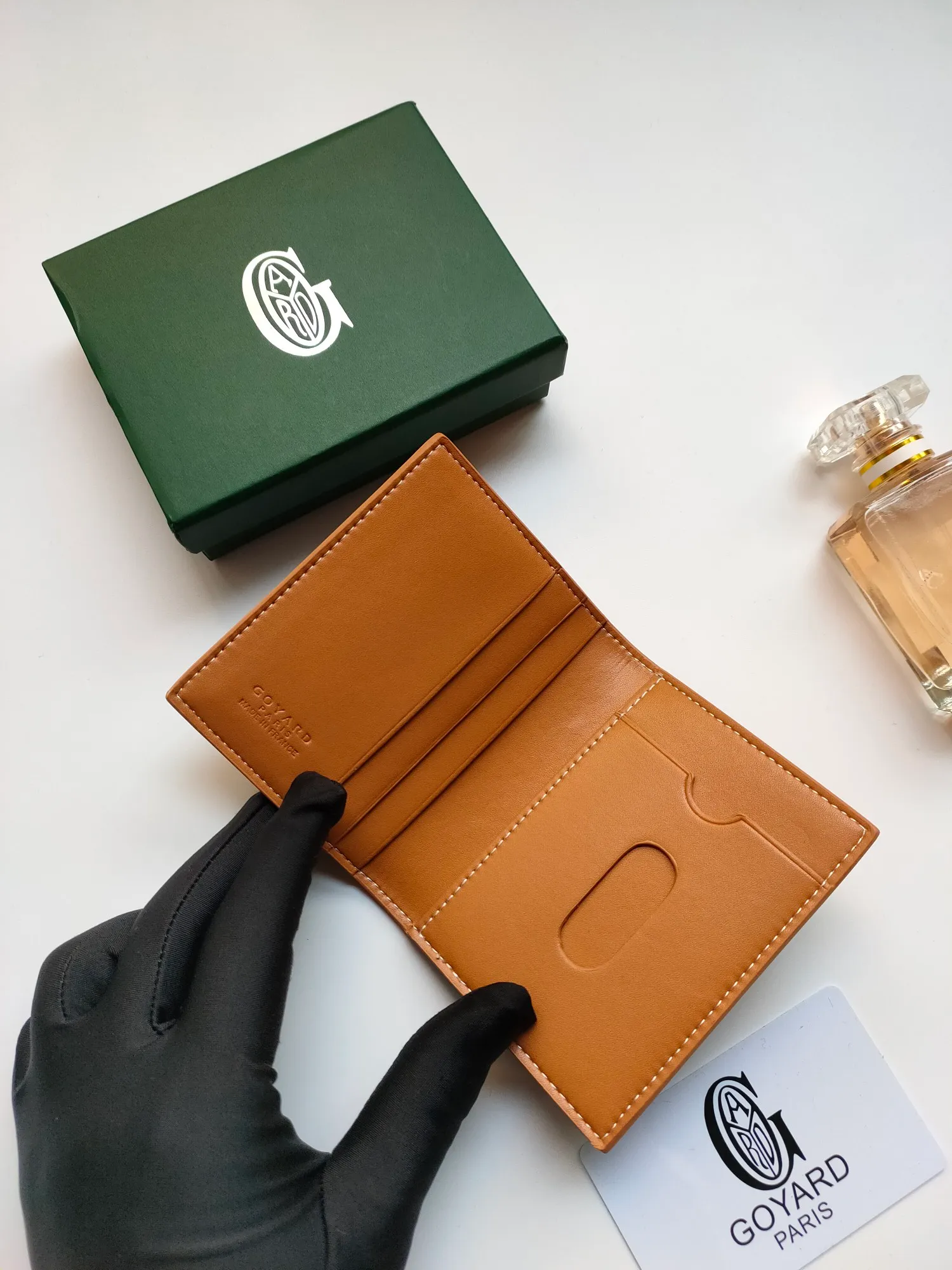 ￥110 GOYARD's new Saint-Marc card holder can be used to store and display badges, as well as cards and banknotes. Whether used to store badges, access cards or transportation cards, the Saint-Marc card holder will perfectly reflect the elegance of the cardholder. Style number: 9637 Size: 10.7 cmx1 cmx8 cm