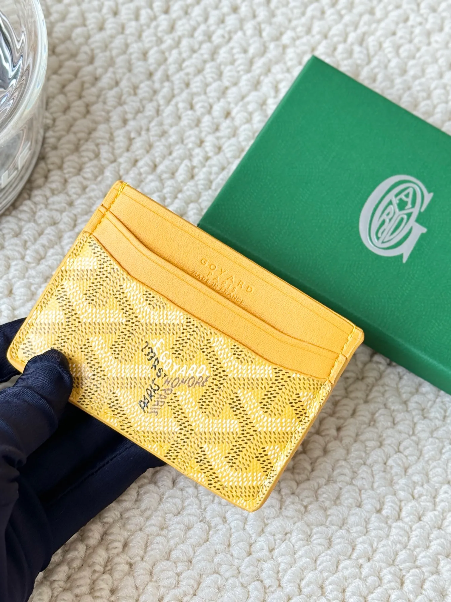 💰100 GOYARD Goya Classic👍🏻The design of Saint-Sulpice card holder is small and compact, and its middle pocket can store cards, documents or folded banknotes. The compact design fits nicely in a jacket or pants pocket. Style number: 9636 Size: 7 x10.5 cm