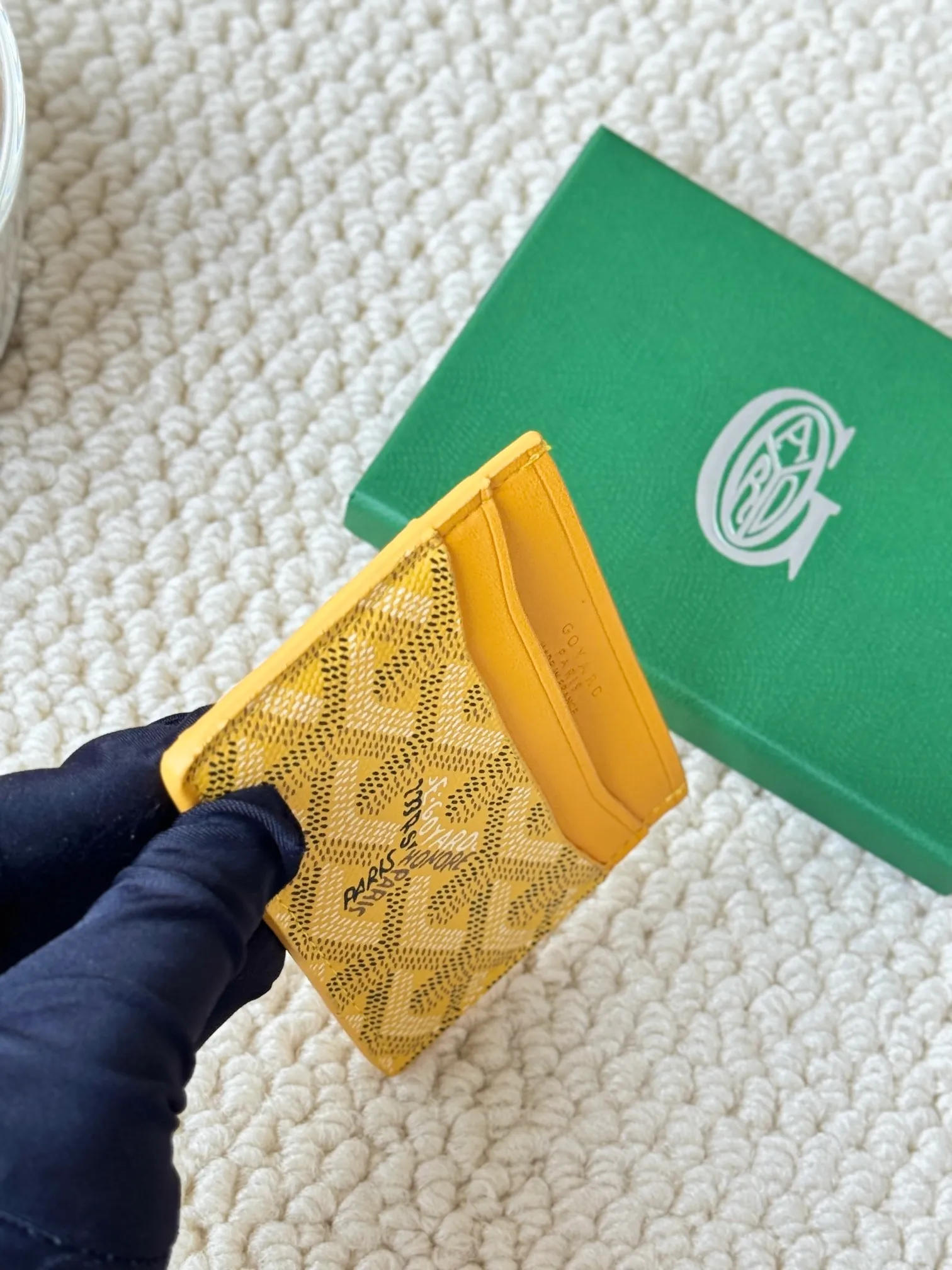 💰100 GOYARD Goya Classic👍🏻The design of Saint-Sulpice card holder is small and compact, and its middle pocket can store cards, documents or folded banknotes. The compact design fits nicely in a jacket or pants pocket. Style number: 9636 Size: 7 x10.5 cm
