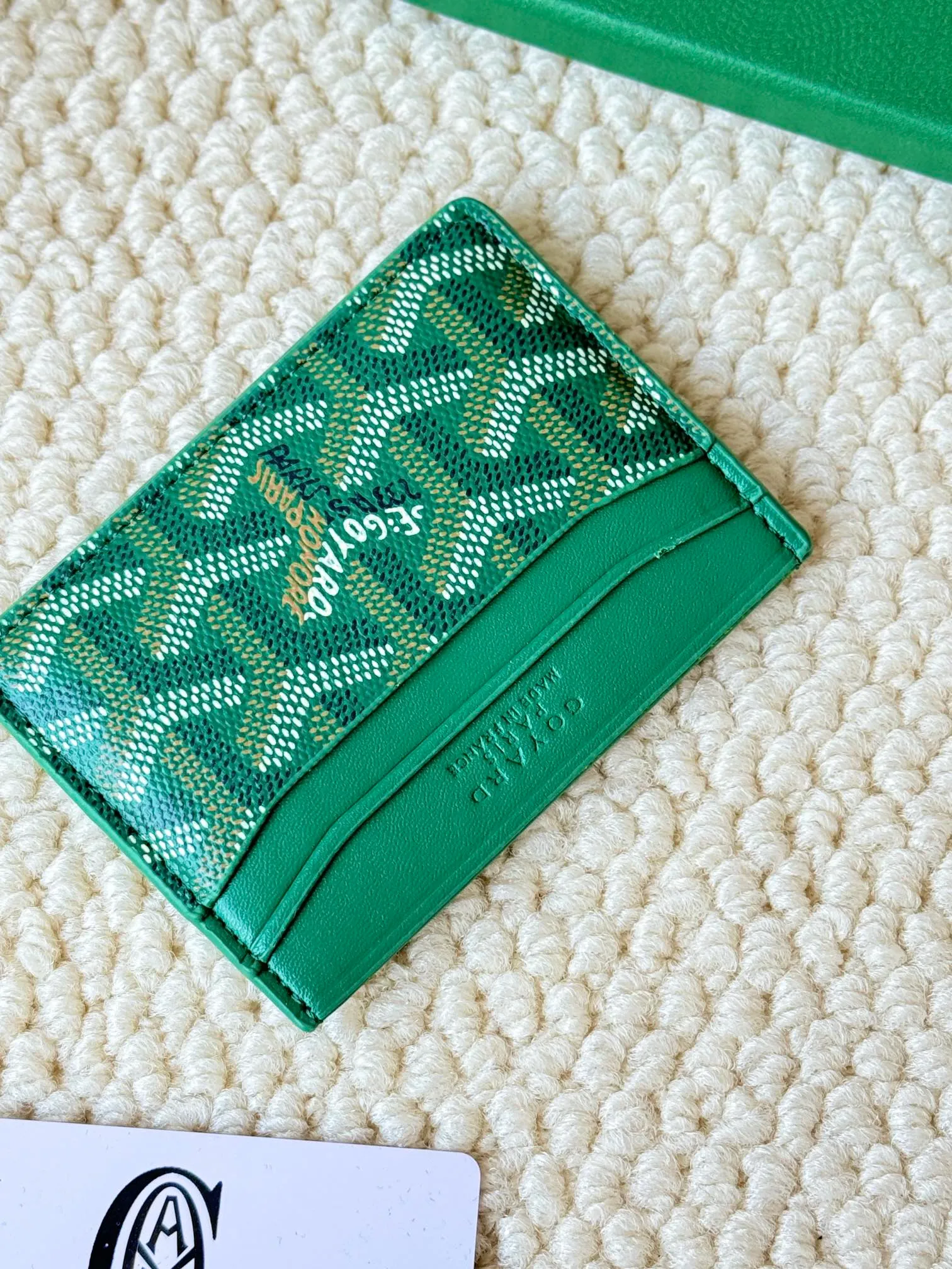 💰100 GOYARD Goya Classic👍🏻The design of Saint-Sulpice card holder is small and compact, and its middle pocket can store cards, documents or folded banknotes. The compact design fits nicely in a jacket or pants pocket. Style number: 9636 Size: 7 x10.5 cm