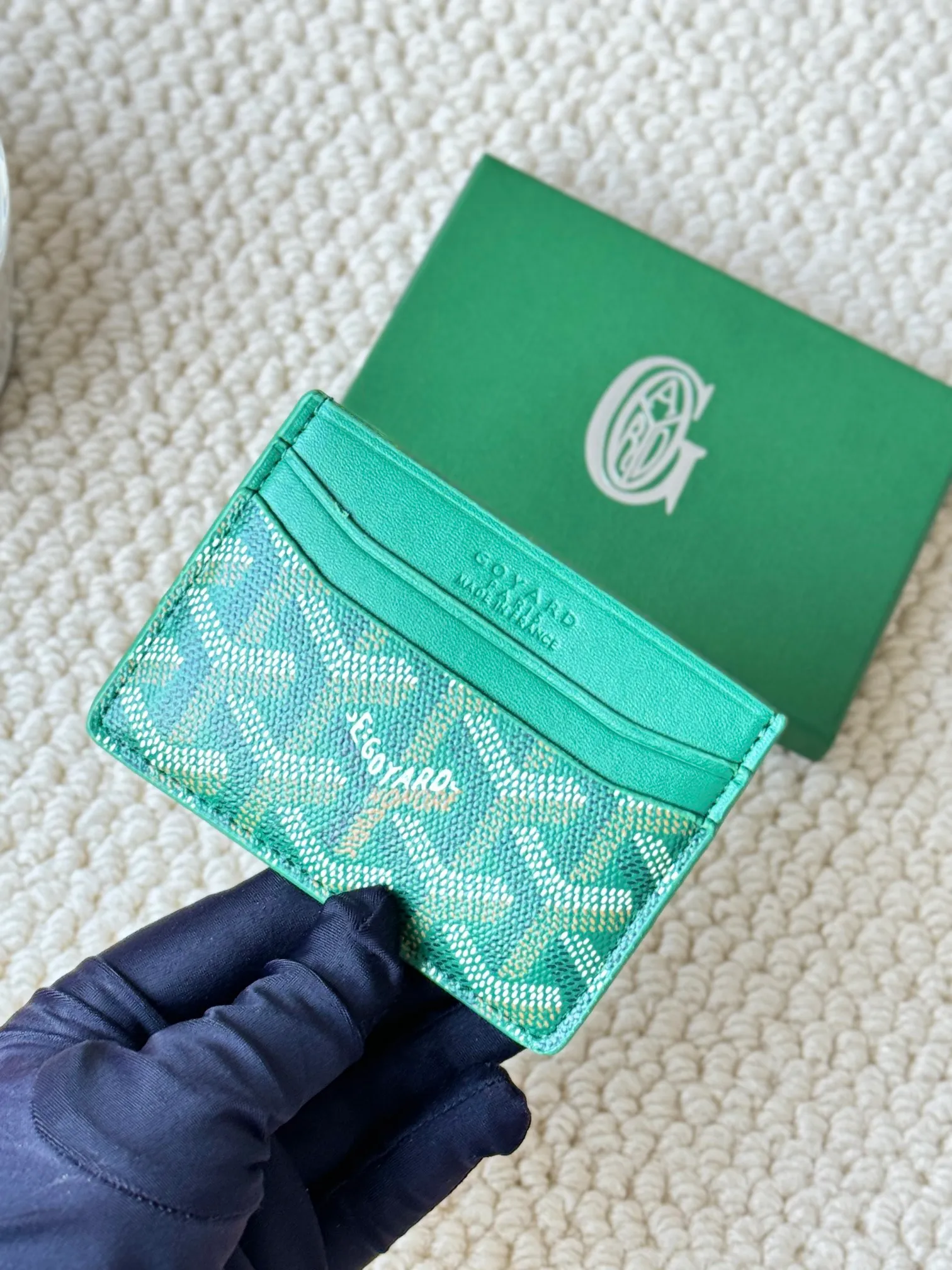 💰100 GOYARD Goya Classic👍🏻The design of Saint-Sulpice card holder is small and compact, and its middle pocket can store cards, documents or folded banknotes. The compact design fits nicely in a jacket or pants pocket. Style number: 9636 Size: 7 x10.5 cm