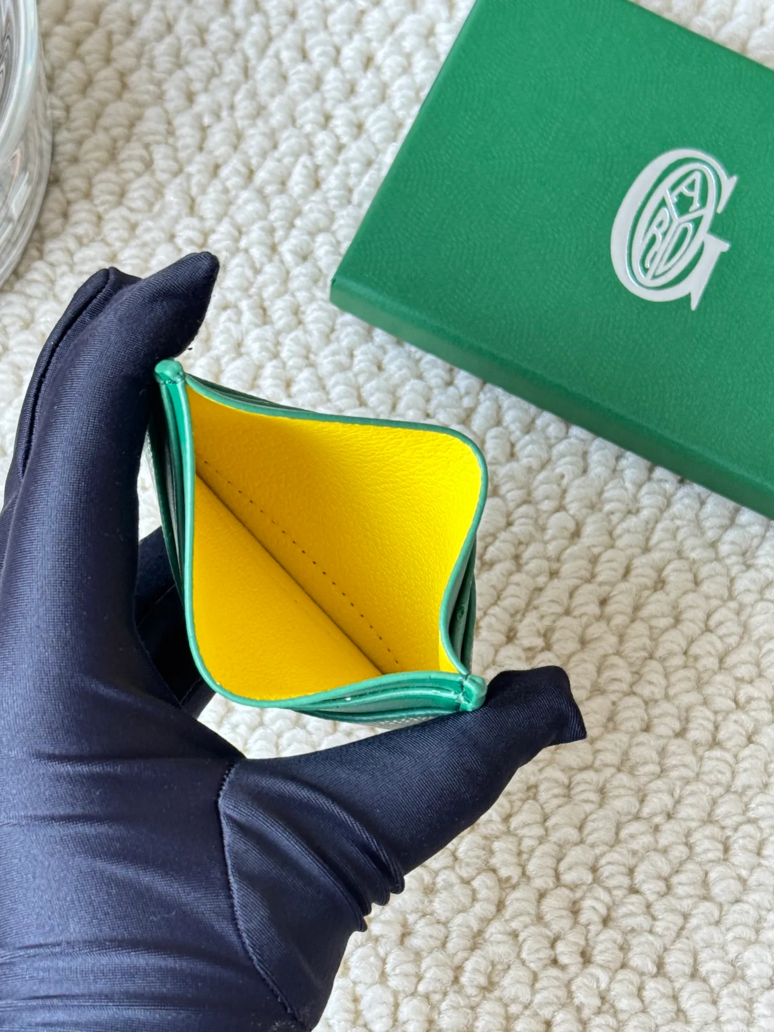 💰100 GOYARD Goya Classic👍🏻The design of Saint-Sulpice card holder is small and compact, and its middle pocket can store cards, documents or folded banknotes. The compact design fits nicely in a jacket or pants pocket. Style number: 9636 Size: 7 x10.5 cm