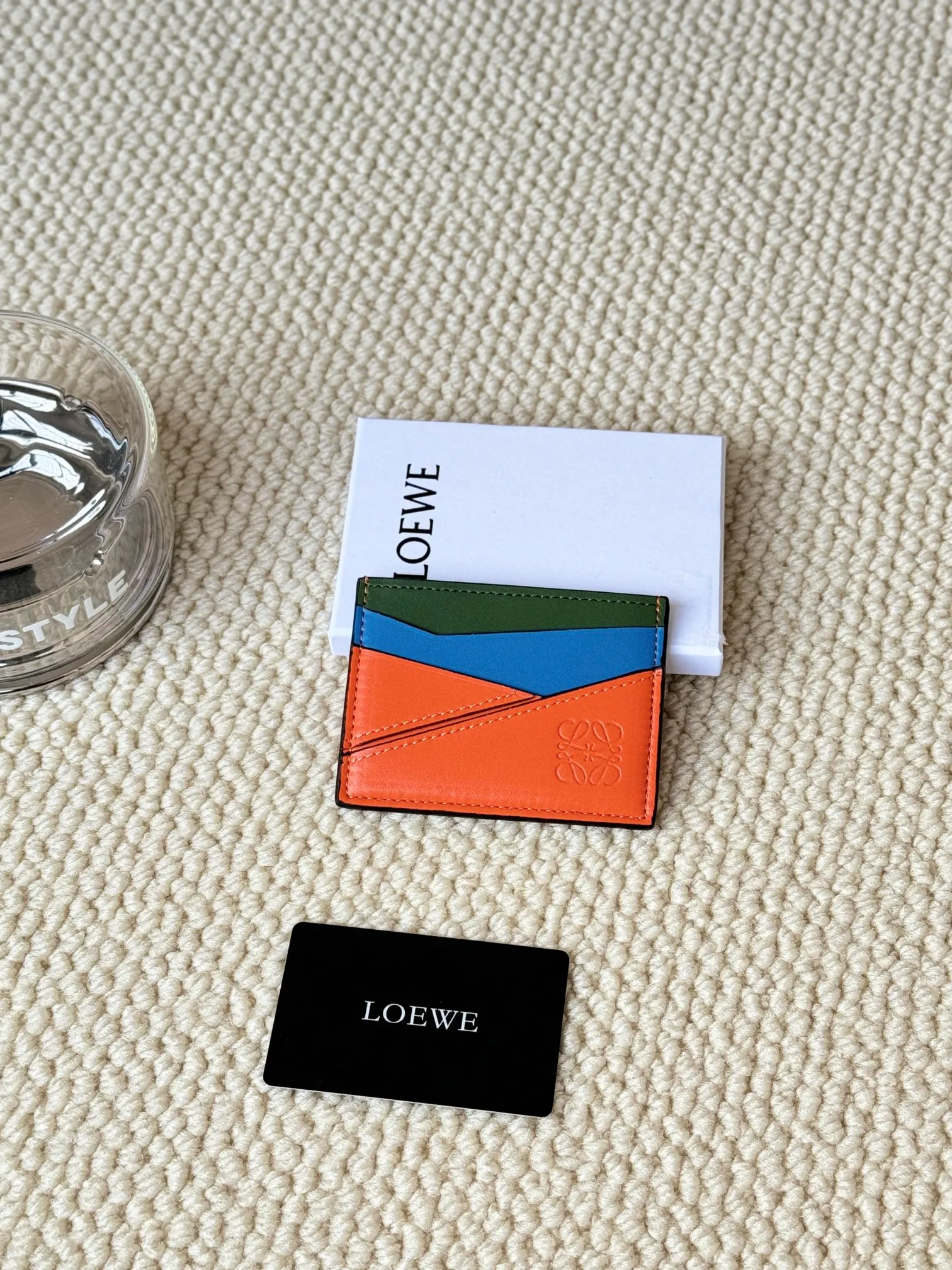 💰100 ·Loewe’s new card holders are back in stock! The new ones are all with metal logos, which are more refined than the old ones~~ Comes with box and dust bag! It’s also a good idea to choose this small accessory for Valentine’s Day ~~Model: L1106 Size: 10*7.5CM