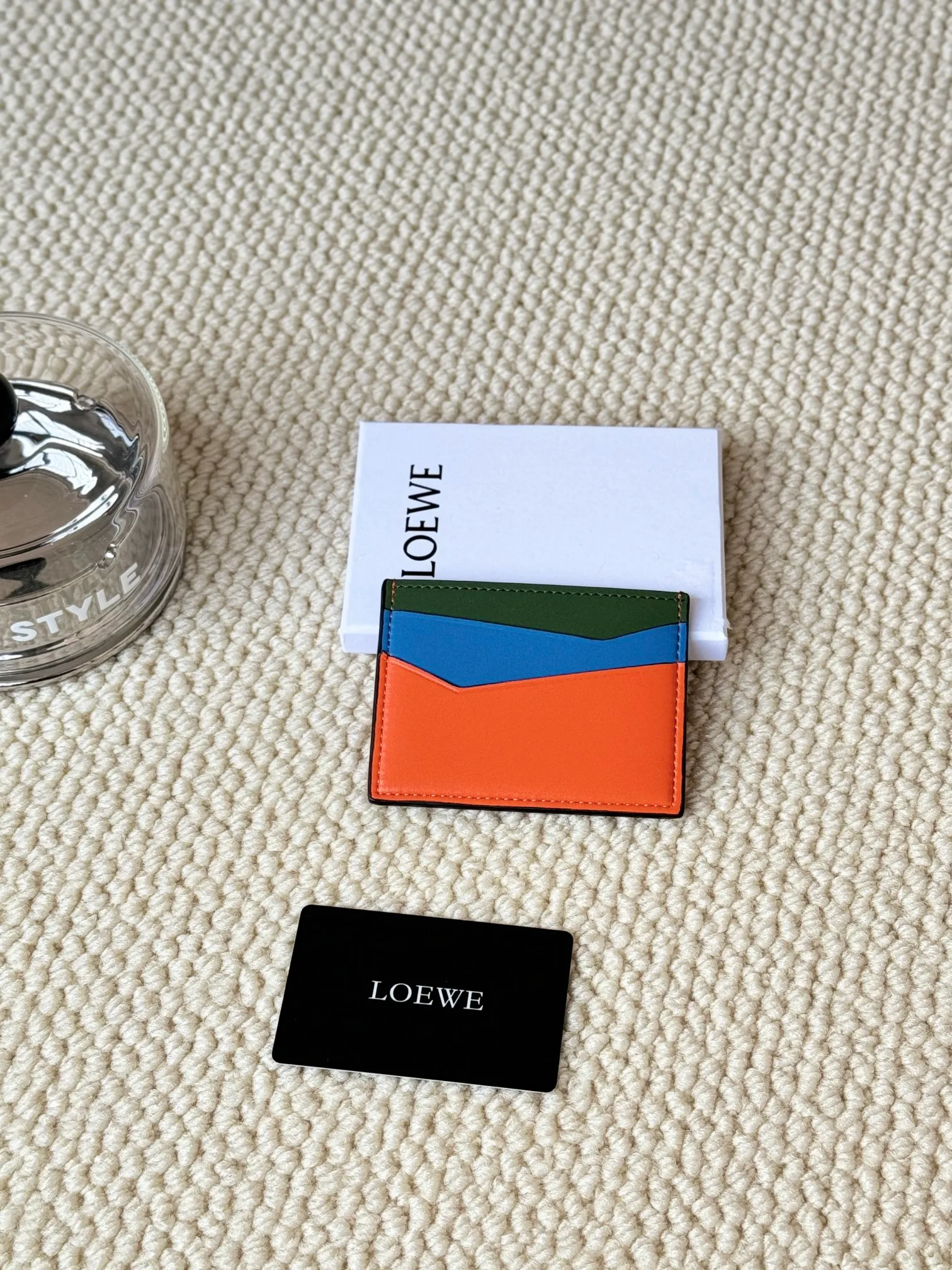 💰100 ·Loewe’s new card holders are back in stock! The new ones are all with metal logos, which are more refined than the old ones~~ Comes with box and dust bag! It’s also a good idea to choose this small accessory for Valentine’s Day ~~Model: L1106 Size: 10*7.5CM