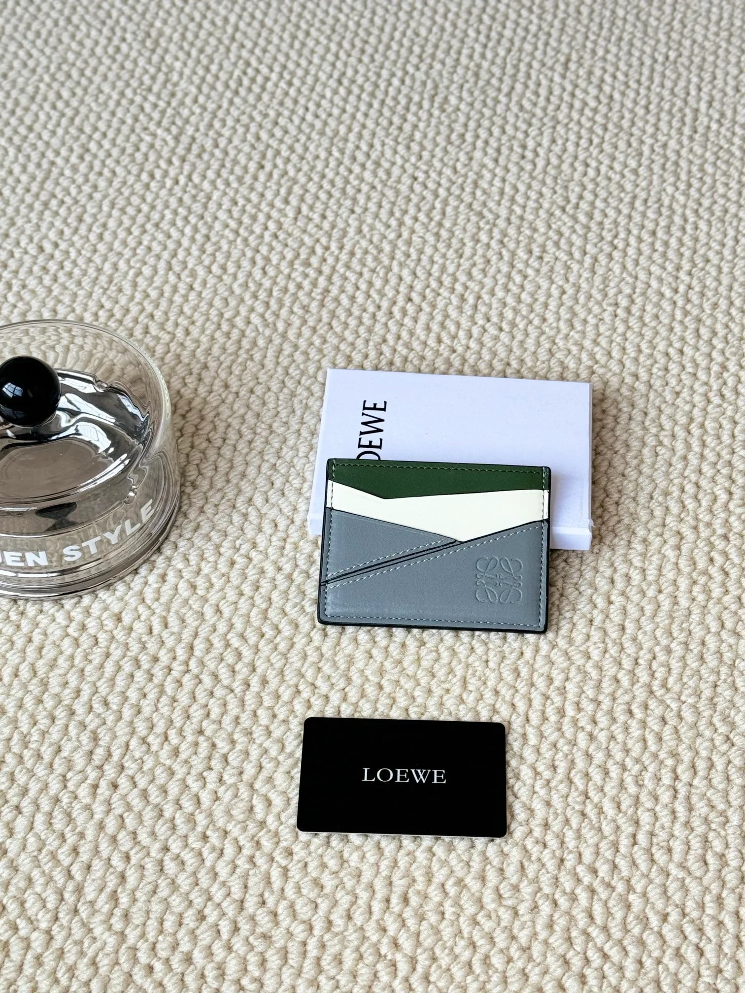 💰100 ·Loewe’s new card holders are back in stock! The new ones are all with metal logos, which are more refined than the old ones~~ Comes with box and dust bag! It’s also a good idea to choose this small accessory for Valentine’s Day ~~Model: L1106 Size: 10*7.5CM