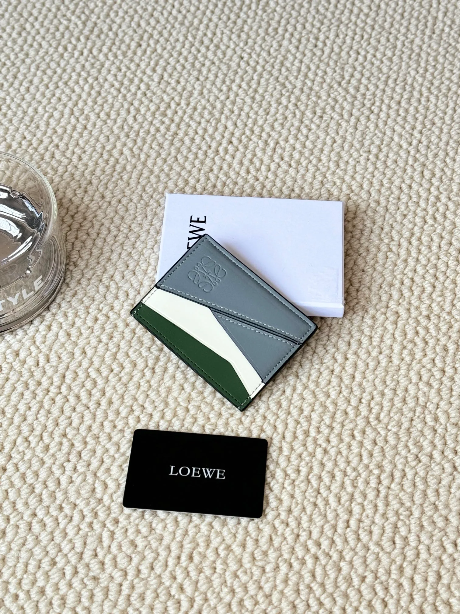 💰100 ·Loewe’s new card holders are back in stock! The new ones are all with metal logos, which are more refined than the old ones~~ Comes with box and dust bag! It’s also a good idea to choose this small accessory for Valentine’s Day ~~Model: L1106 Size: 10*7.5CM