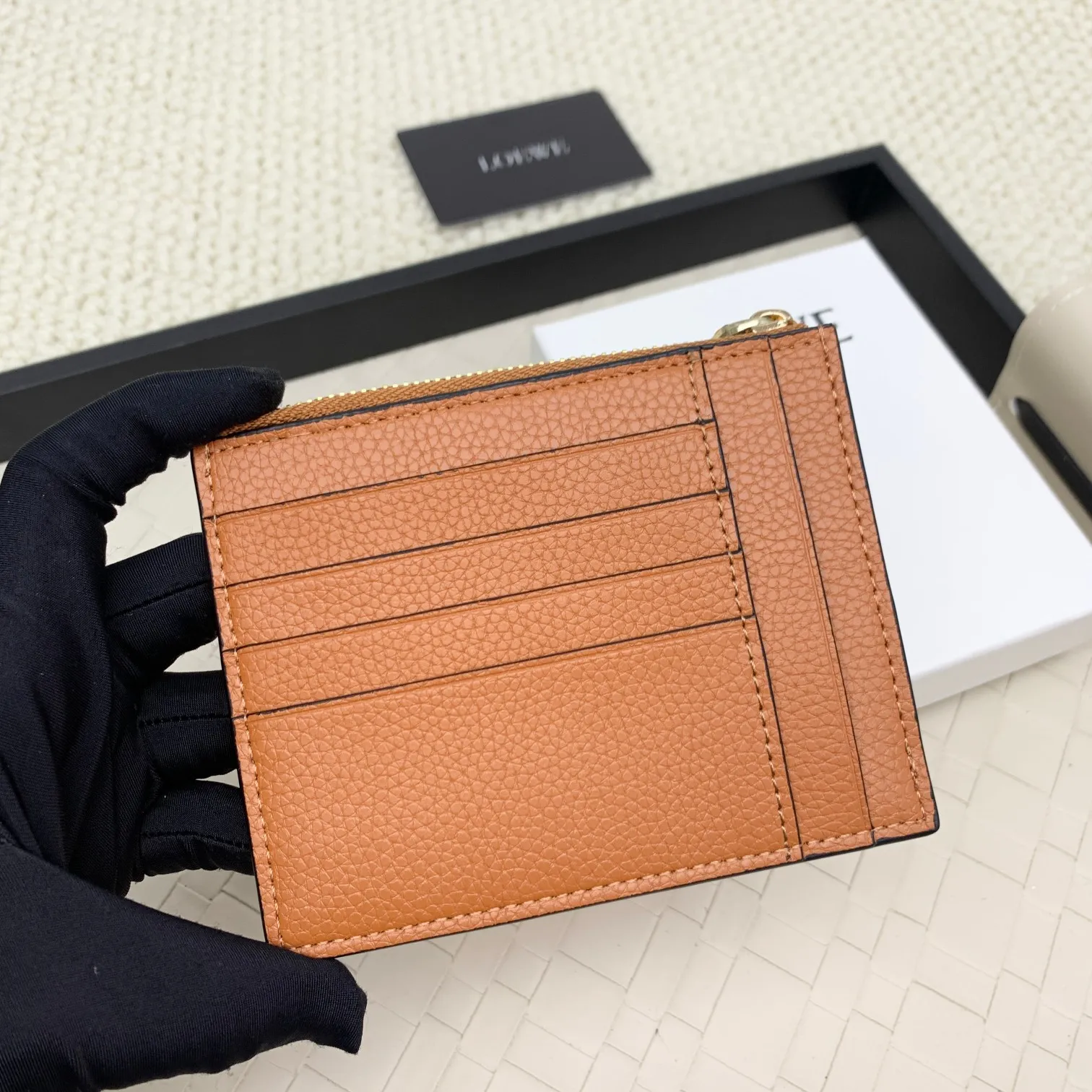💰120 ·Loewe’s new card holders are back in stock! The new ones are all with metal logos, which are more refined than the old ones~~ Comes with box and dust bag! It’s a good idea to choose this small accessory for Valentine’s Day ~~Model: L1118 Size: 12CM*9.5CM