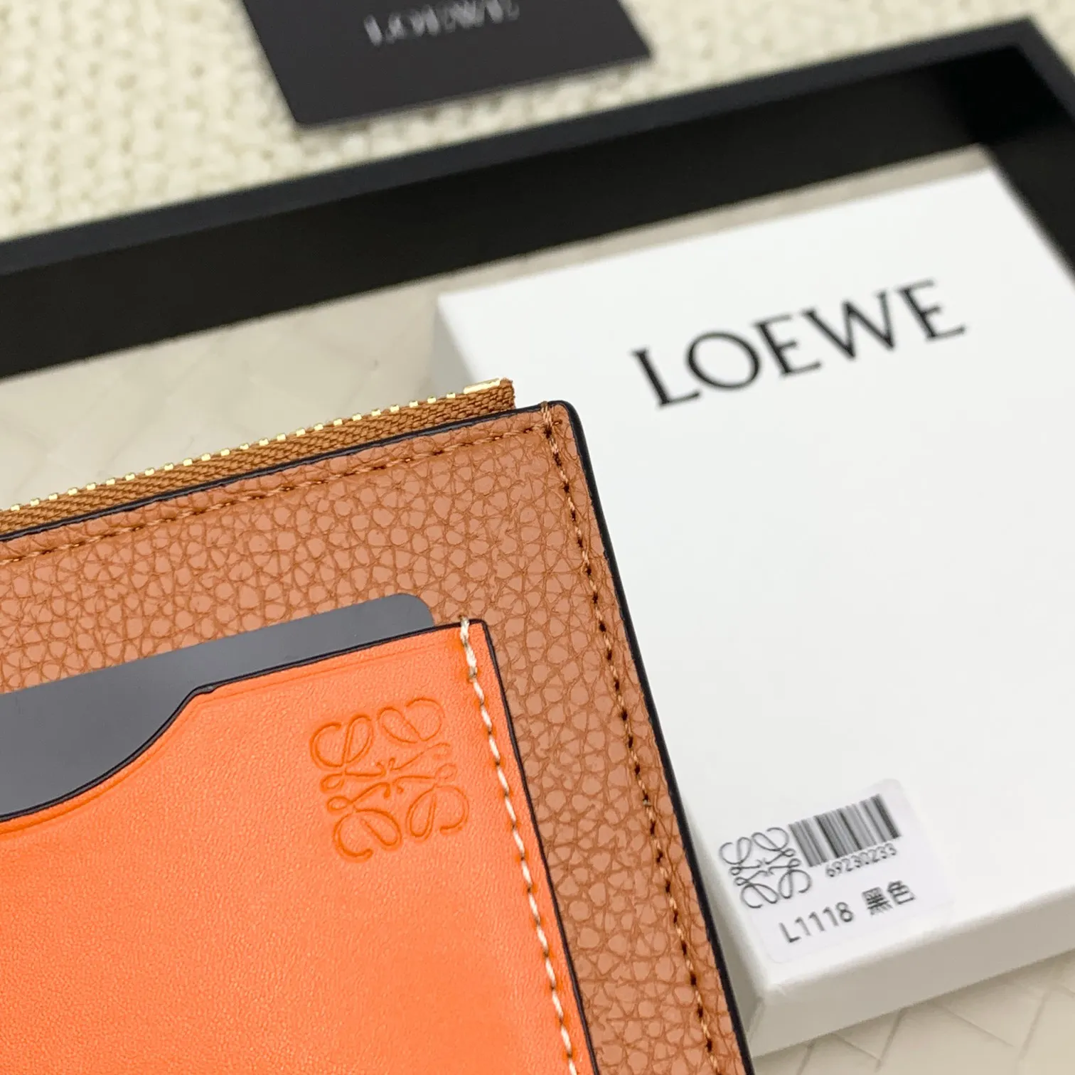 💰120 ·Loewe’s new card holders are back in stock! The new ones are all with metal logos, which are more refined than the old ones~~ Comes with box and dust bag! It’s a good idea to choose this small accessory for Valentine’s Day ~~Model: L1118 Size: 12CM*9.5CM