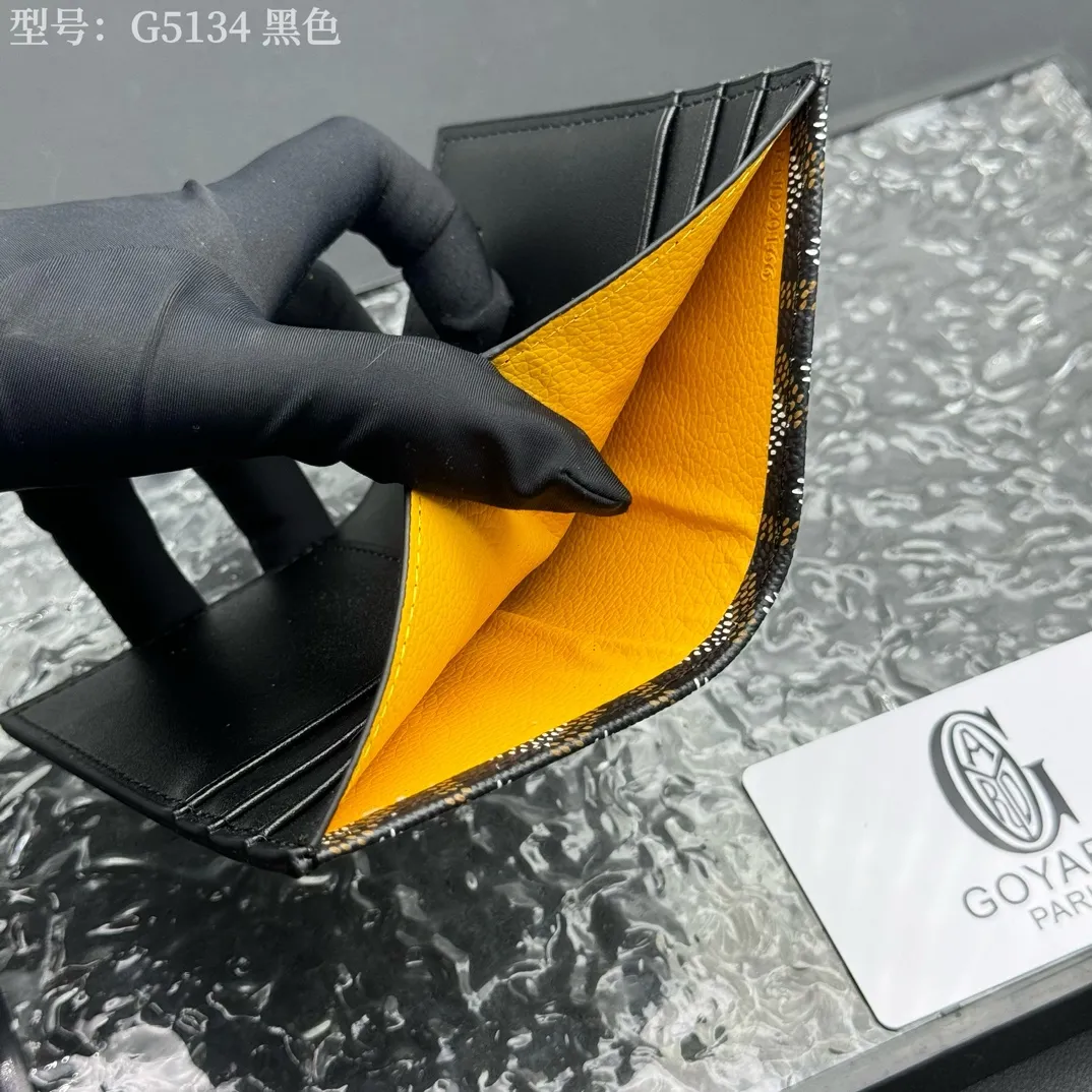 💰100 💎Top original 𝑺𝒂𝒊𝒏𝒕 𝑷𝒊𝒆𝒓𝒓𝒆 𝐠𝐨𝐲𝐚𝐫𝐝 Hot style 💕 Goya wallet card holder It is fully functional and has a large-sized banknote pocket that can hold cards, documents and banknotes at the same time. The compact design is just right for putting in a jacket or pants pocket. Style number: G5134 Size:7.5*1.5*11cm.