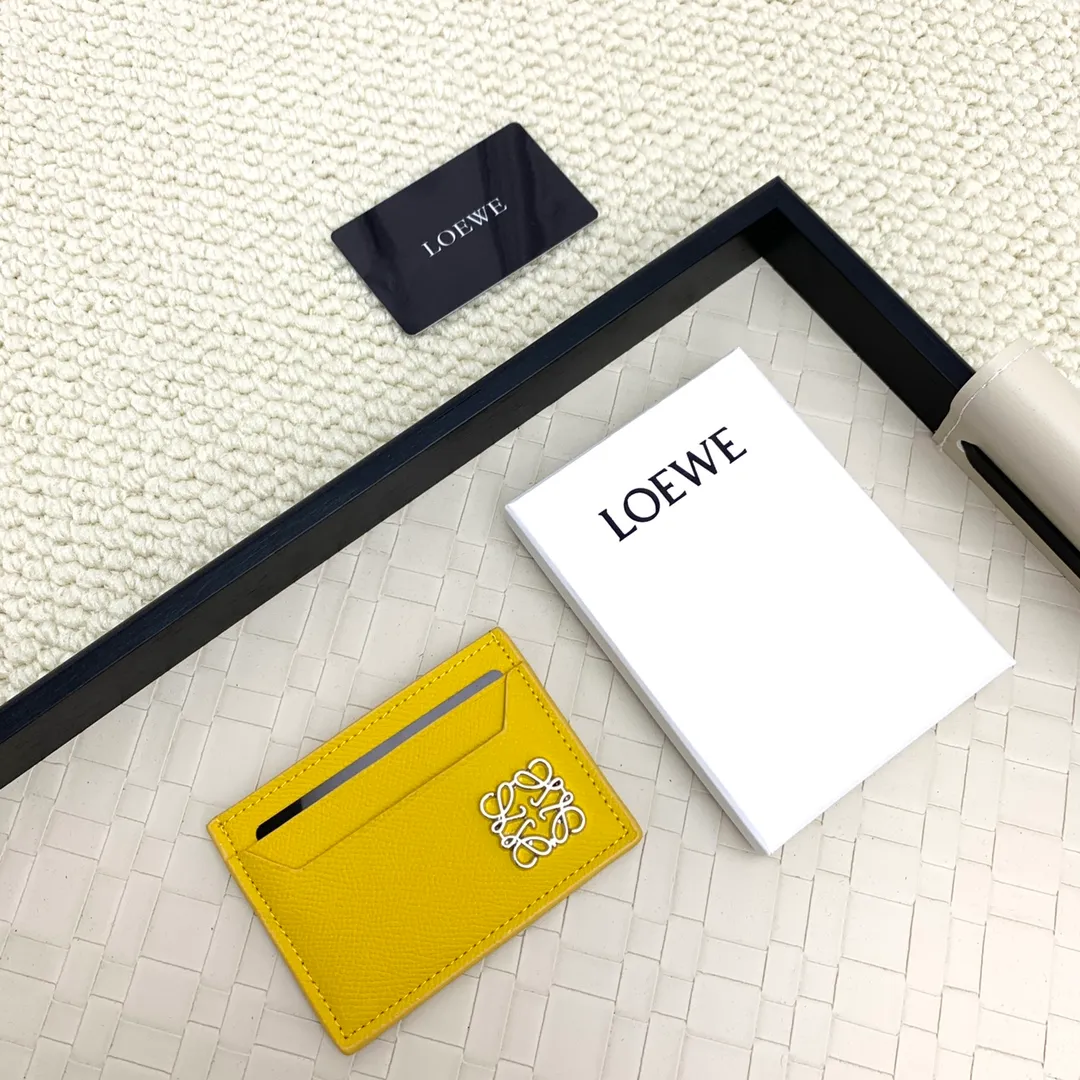 💰100 ·Loewe’s new card holders are back in stock! The new ones are all with metal logos, which are more refined than the old ones~~ Comes with box and dust bag! It’s a good idea to choose this small accessory for Valentine’s Day ~~Model: L1109 Size: 10*7.5CM​