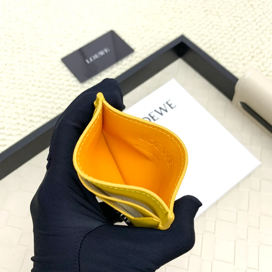 💰100 ·Loewe’s new card holders are back in stock! The new ones are all with metal logos, which are more refined than the old ones~~ Comes with box and dust bag! It’s a good idea to choose this small accessory for Valentine’s Day ~~Model: L1109 Size: 10*7.5CM​