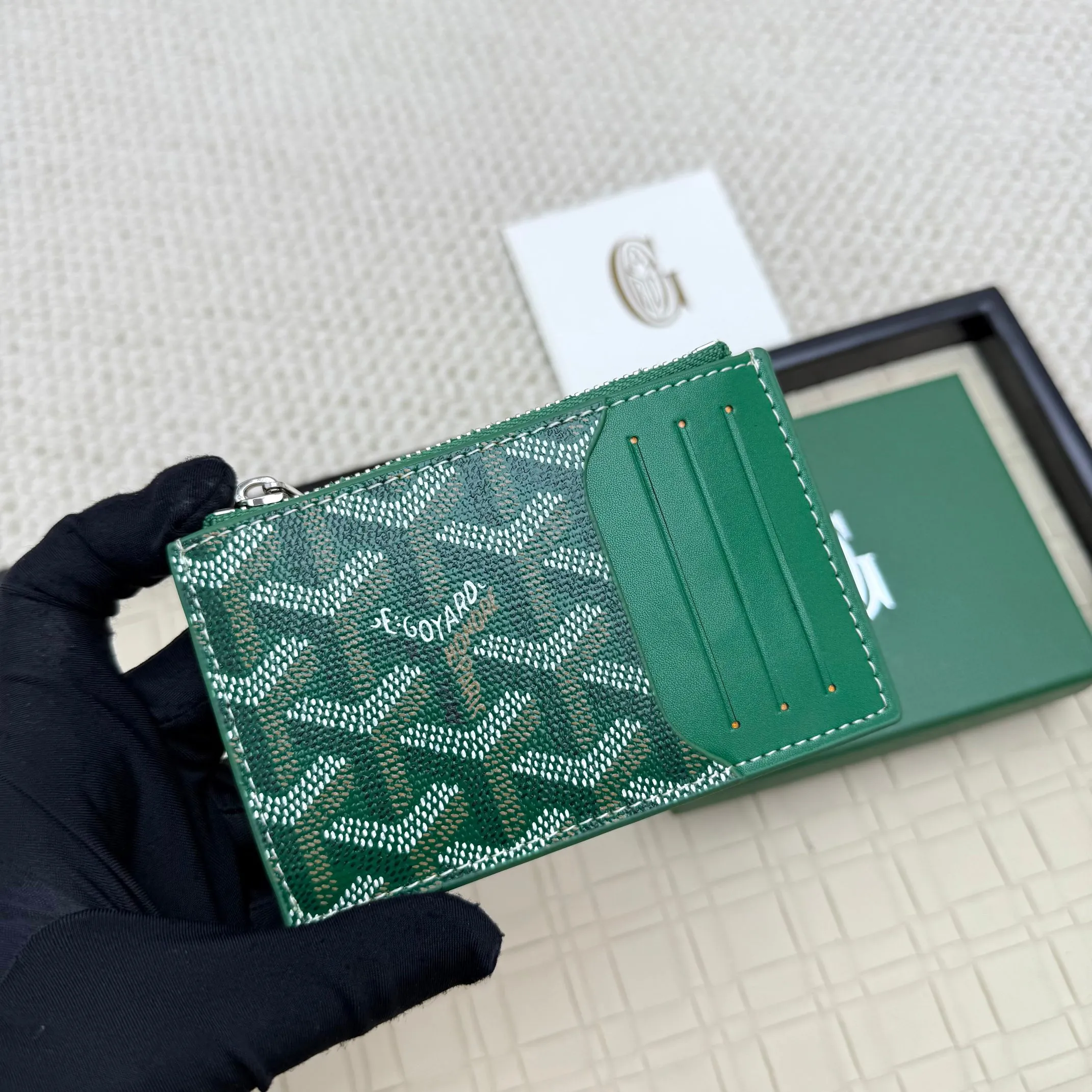 💰 120 Goyard Bourbon zipper coin card holder. This coin card holder has 3 card slots, 1 patch pocket and a zipper pocket to store coins, change or cards, and can safely store change. Exquisite and small, its compact shape can be easily put into a pocket or large bag. Size: 12.5x1x8.4cm No.: 808
