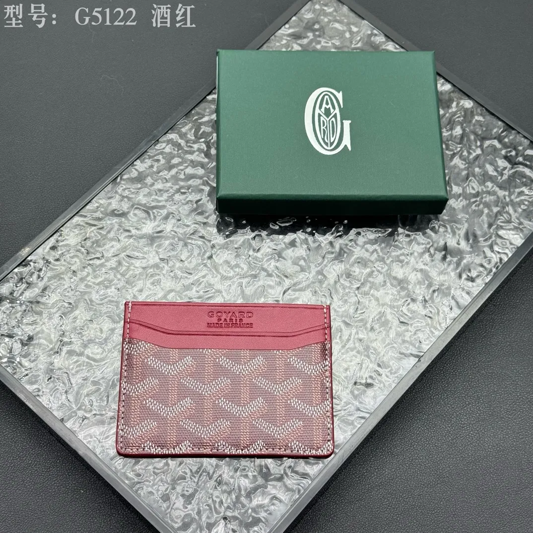 💰90 💎The top-quality original GOYARD Saint-Sulpice card holder has a small and compact design, and its central pocket can store cards, IDs or folded banknotes. The compact design fits nicely in a jacket or pants pocket. Model; G5122 Size: 7*10.5*0.2cm