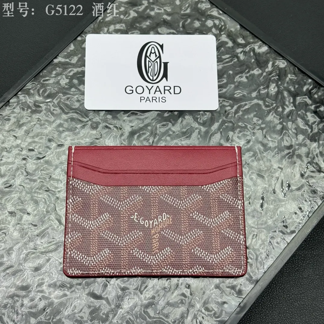 💰90 💎The top-quality original GOYARD Saint-Sulpice card holder has a small and compact design, and its central pocket can store cards, IDs or folded banknotes. The compact design fits nicely in a jacket or pants pocket. Model; G5122 Size: 7*10.5*0.2cm