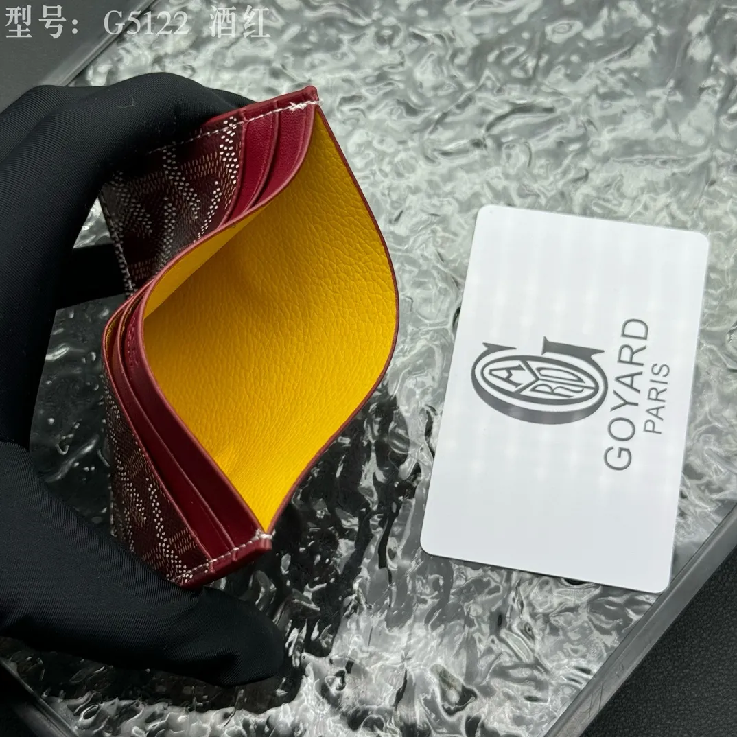 💰90 💎The top-quality original GOYARD Saint-Sulpice card holder has a small and compact design, and its central pocket can store cards, IDs or folded banknotes. The compact design fits nicely in a jacket or pants pocket. Model; G5122 Size: 7*10.5*0.2cm