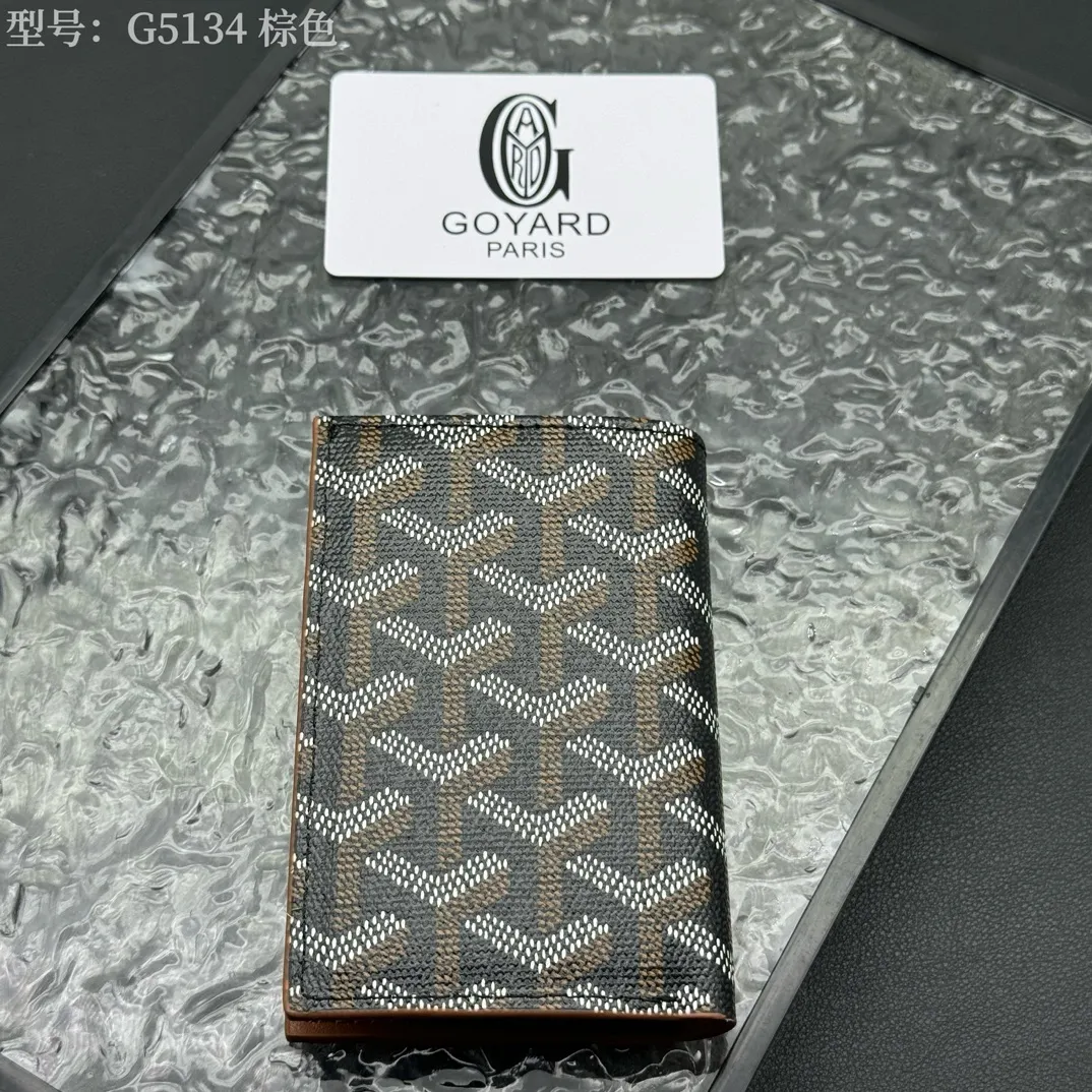 💰100 💎Top original 𝑺𝒂𝒊𝒏𝒕 𝑷𝒊𝒆𝒓𝒓𝒆 𝐠𝐨𝐲𝐚𝐫𝐝 Hot style 💕 Goya wallet card holder It is fully functional and has a large-sized banknote pocket that can hold cards, documents and banknotes at the same time. The compact design is just right for putting in a jacket or pants pocket. Style number: G5134 Size:7.5*1.5*11cm.