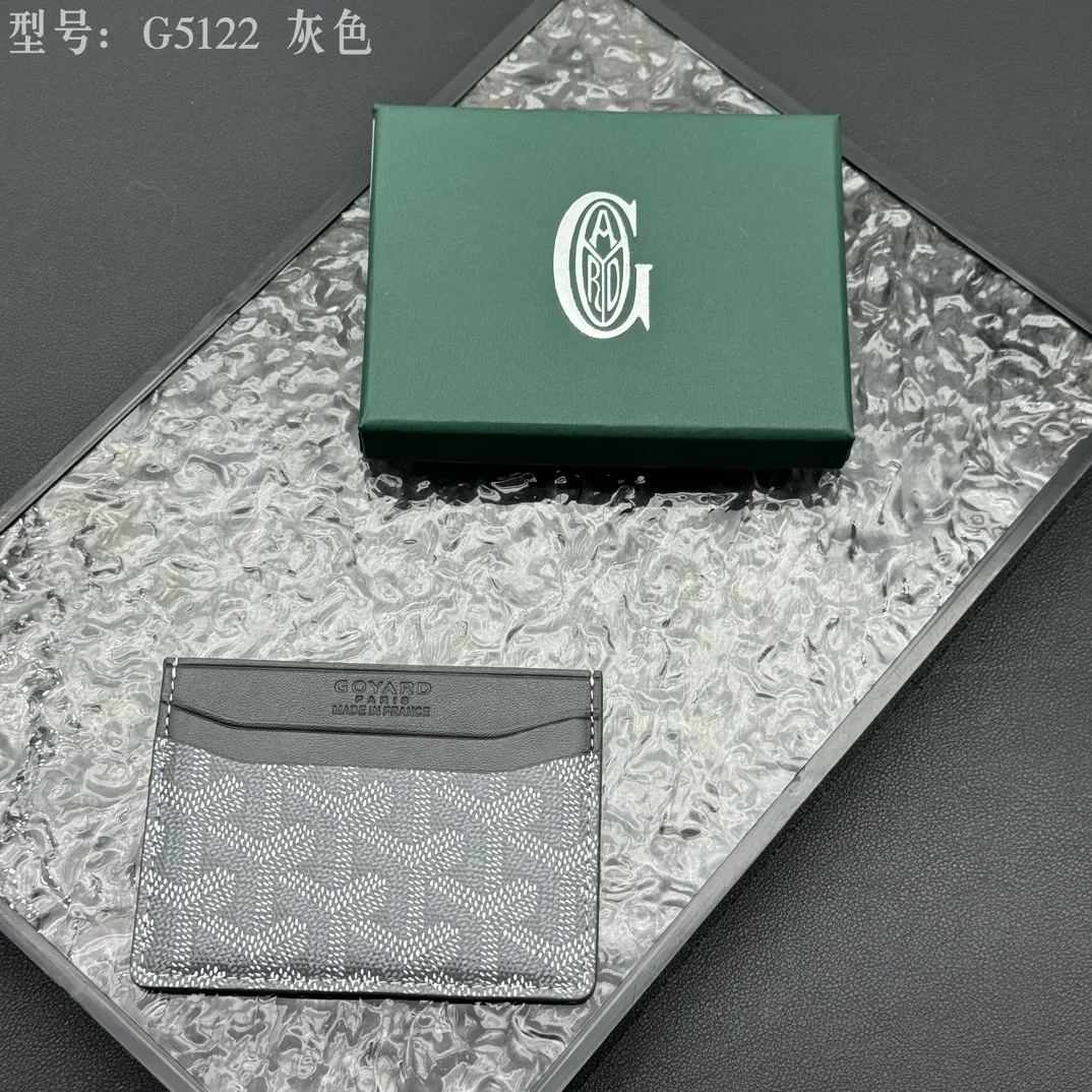 💰90 💎The top-quality original GOYARD Saint-Sulpice card holder has a small and compact design, and its central pocket can store cards, IDs or folded banknotes. The compact design fits nicely in a jacket or pants pocket. Model; G5122 Size: 7*10.5*0.2cm