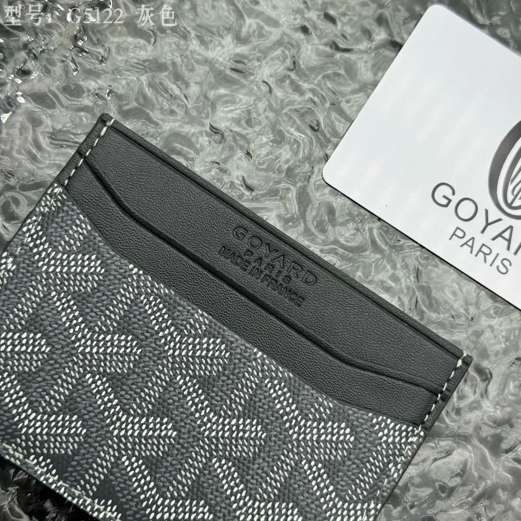 💰90 💎The top-quality original GOYARD Saint-Sulpice card holder has a small and compact design, and its central pocket can store cards, IDs or folded banknotes. The compact design fits nicely in a jacket or pants pocket. Model; G5122 Size: 7*10.5*0.2cm