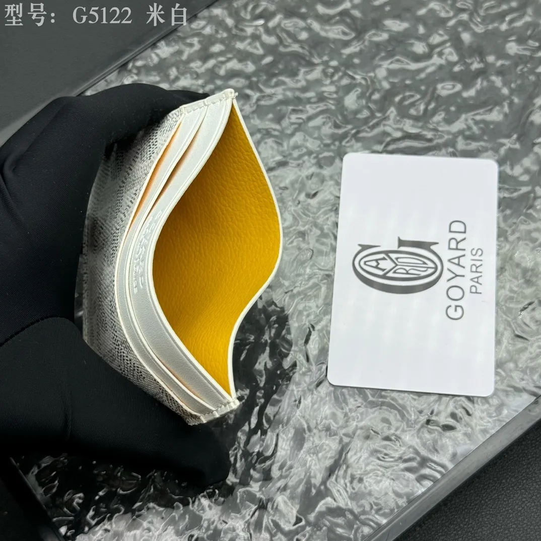 💰90 💎The top-quality original GOYARD Saint-Sulpice card holder has a small and compact design, and its central pocket can store cards, IDs or folded banknotes. The compact design fits nicely in a jacket or pants pocket. Model; G5122 Size: 7*10.5*0.2cm