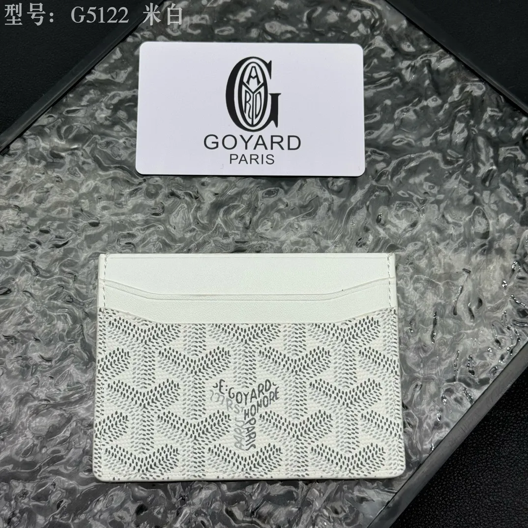 💰90 💎The top-quality original GOYARD Saint-Sulpice card holder has a small and compact design, and its central pocket can store cards, IDs or folded banknotes. The compact design fits nicely in a jacket or pants pocket. Model; G5122 Size: 7*10.5*0.2cm