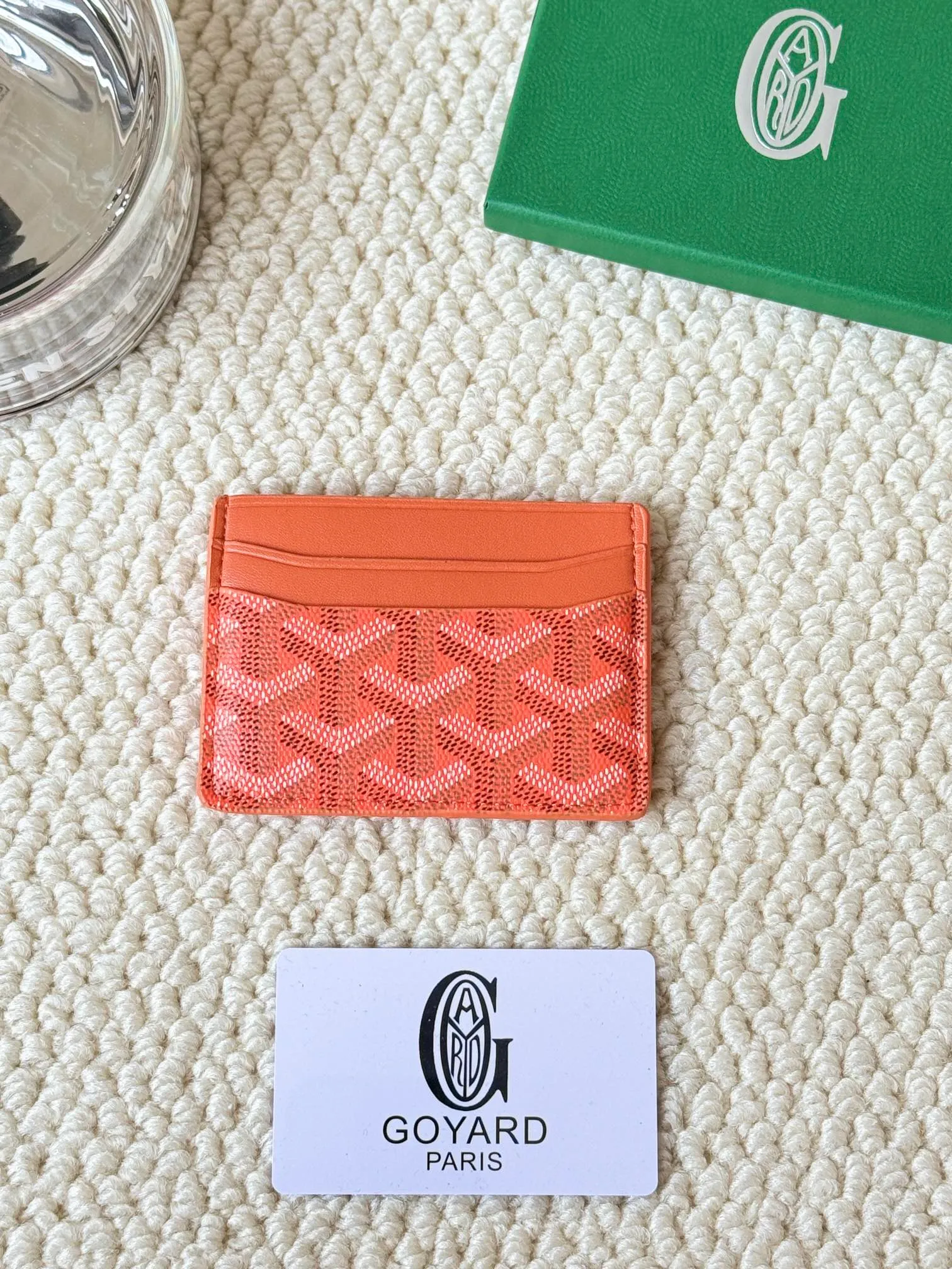 💰100 GOYARD Goya Classic👍🏻The design of Saint-Sulpice card holder is small and compact, and its middle pocket can store cards, documents or folded banknotes. The compact design fits nicely in a jacket or pants pocket. Style number: 9636 Size: 7 x10.5 cm