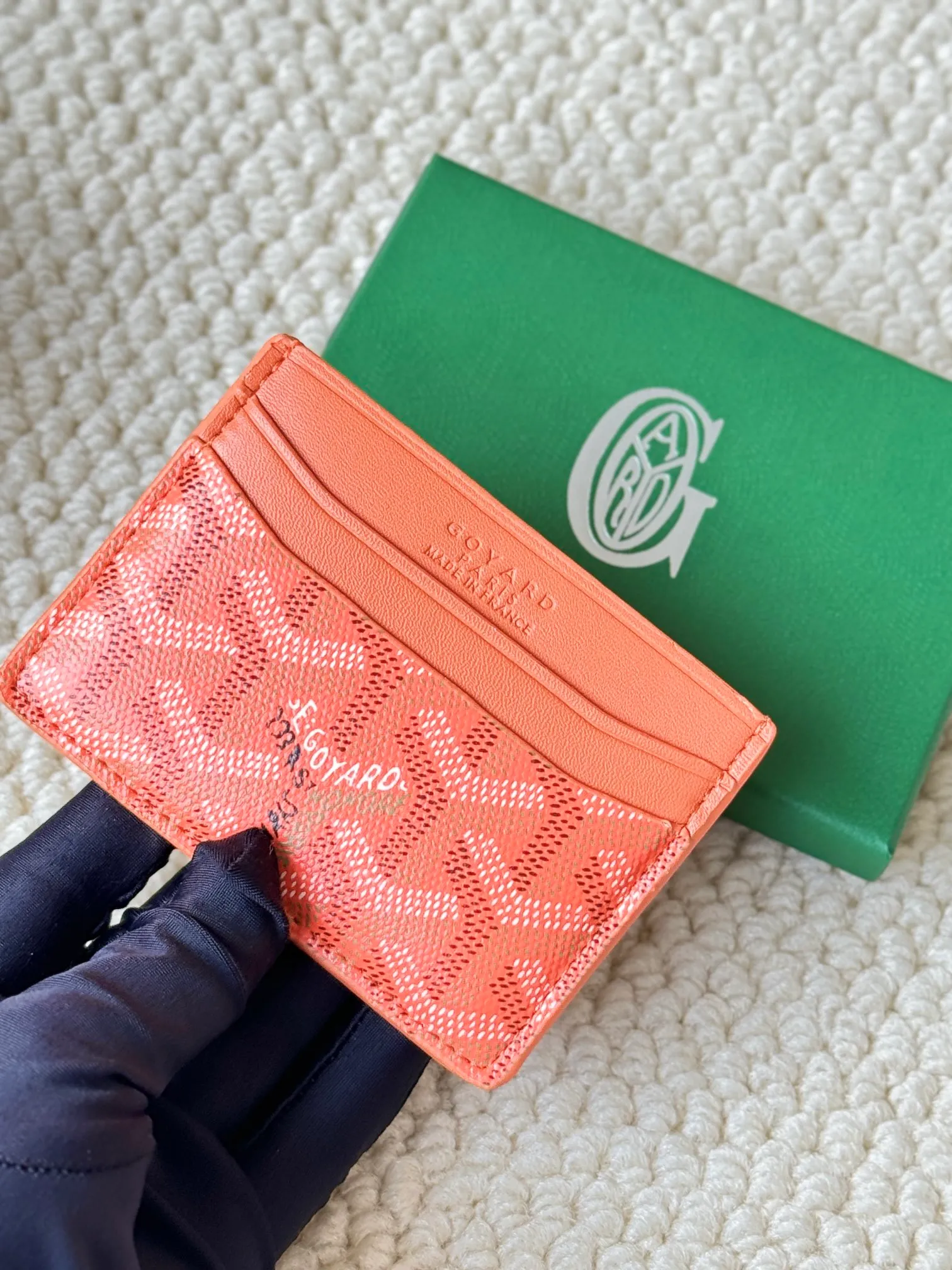 💰100 GOYARD Goya Classic👍🏻The design of Saint-Sulpice card holder is small and compact, and its middle pocket can store cards, documents or folded banknotes. The compact design fits nicely in a jacket or pants pocket. Style number: 9636 Size: 7 x10.5 cm