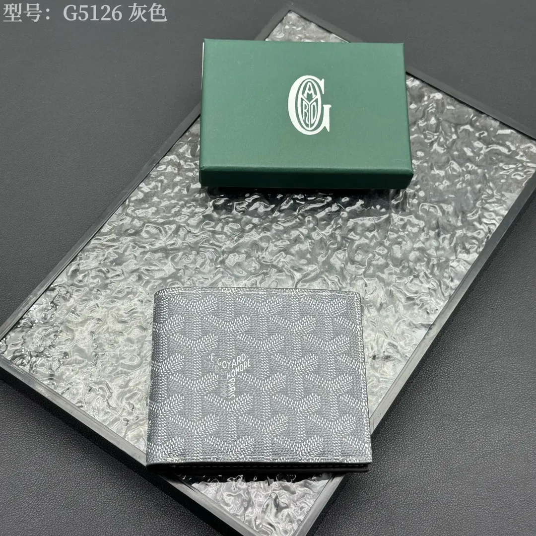 💰110 💎Upgraded original version 𝐠𝐨𝐲𝐚𝐫𝐝 Hot style ❤️Goyard short wallet, Goyard 8-slot card slot wallet, the texture is perfect and can hold about 8-10 cards, it can hold cash, it is thin and does not stand up, it is classic, practical and attractive! If you want to create a short clip with a feeling that is different from others and has a deep taste, it must be him! size: 11*9 (cm) model: G5126