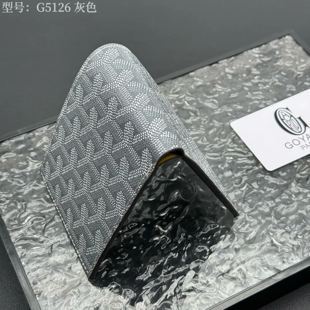 💰110 💎Upgraded original version 𝐠𝐨𝐲𝐚𝐫𝐝 Hot style ❤️Goyard short wallet, Goyard 8-slot card slot wallet, the texture is perfect and can hold about 8-10 cards, it can hold cash, it is thin and does not stand up, it is classic, practical and attractive! If you want to create a short clip with a feeling that is different from others and has a deep taste, it must be him! size: 11*9 (cm) model: G5126