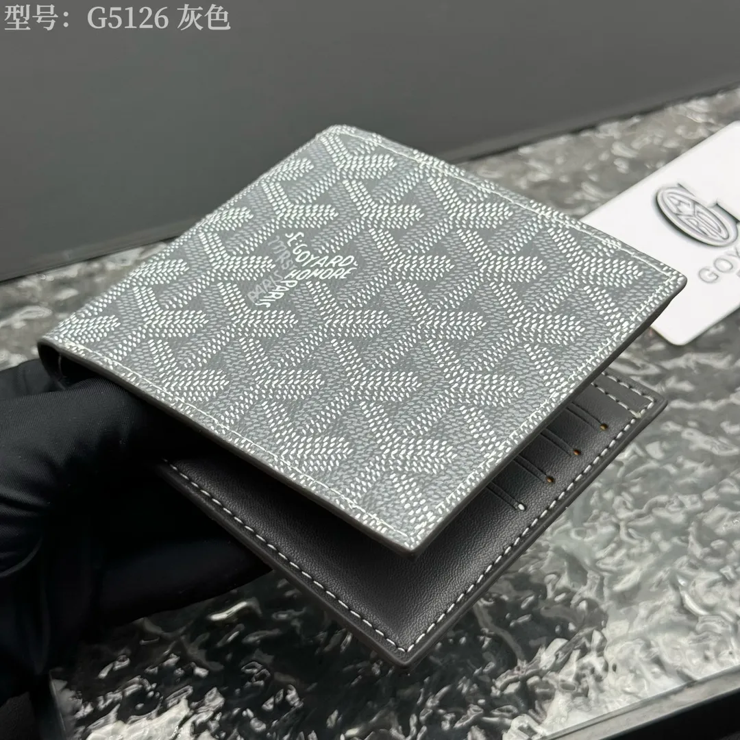 💰110 💎Upgraded original version 𝐠𝐨𝐲𝐚𝐫𝐝 Hot style ❤️Goyard short wallet, Goyard 8-slot card slot wallet, the texture is perfect and can hold about 8-10 cards, it can hold cash, it is thin and does not stand up, it is classic, practical and attractive! If you want to create a short clip with a feeling that is different from others and has a deep taste, it must be him! size: 11*9 (cm) model: G5126