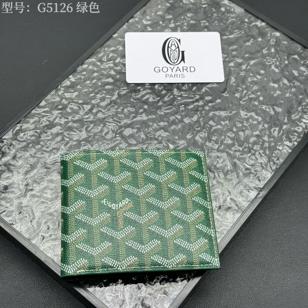 💰130 💎Upgraded original version 𝐠𝐨𝐲𝐚𝐫𝐝 Hot style ❤️Goyard wallet short style, Goyard 8-slot card slot wallet, the texture is directly stretched to the full mark, it can hold about 8-10 cards, it can hold cash, it is thin and does not stand up, it is classic, practical and attractive! If you want to create a short clip with a feeling that is different from others and has a deep taste, it must be him! size: 11*9 (cm) model: G5126