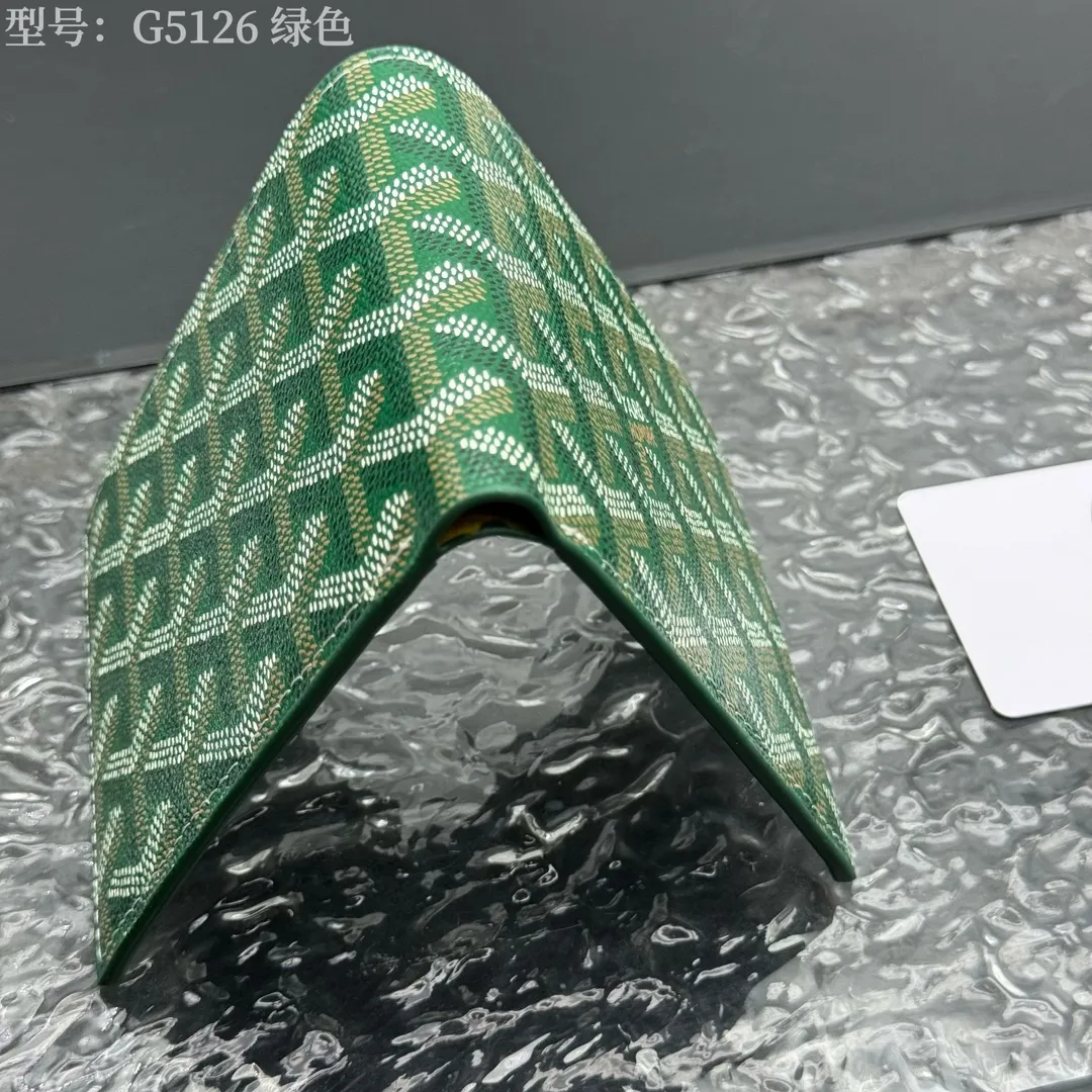 💰130 💎Upgraded original version 𝐠𝐨𝐲𝐚𝐫𝐝 Hot style ❤️Goyard wallet short style, Goyard 8-slot card slot wallet, the texture is directly stretched to the full mark, it can hold about 8-10 cards, it can hold cash, it is thin and does not stand up, it is classic, practical and attractive! If you want to create a short clip with a feeling that is different from others and has a deep taste, it must be him! size: 11*9 (cm) model: G5126