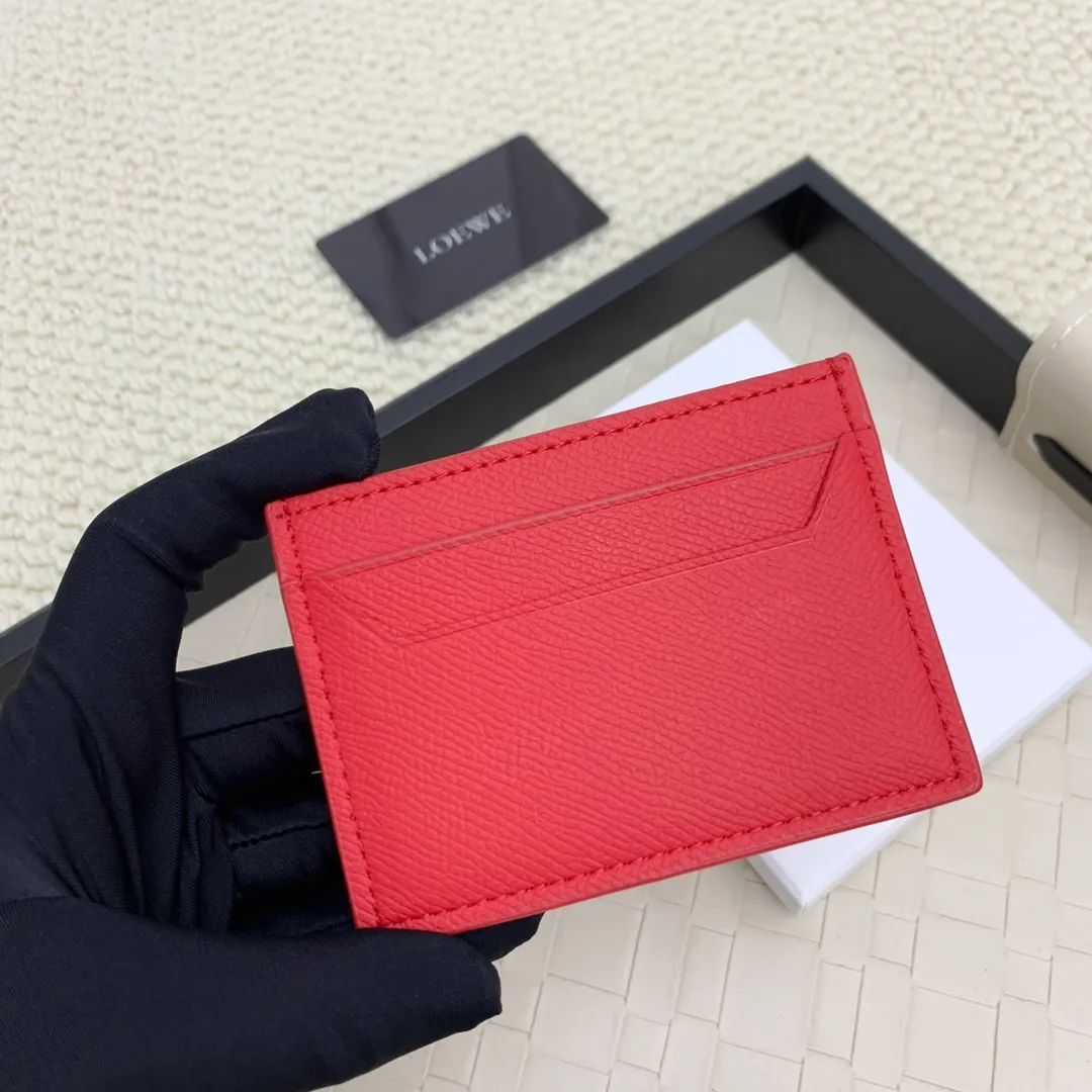 💰100 ·Loewe’s new card holders are back in stock! The new ones are all with metal logos, which are more refined than the old ones~~ Comes with box and dust bag! It’s a good idea to choose this small accessory for Valentine’s Day ~~Model: L1109 Size: 10*7.5CM​