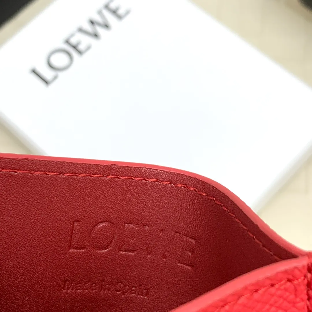 💰100 ·Loewe’s new card holders are back in stock! The new ones are all with metal logos, which are more refined than the old ones~~ Comes with box and dust bag! It’s a good idea to choose this small accessory for Valentine’s Day ~~Model: L1109 Size: 10*7.5CM​
