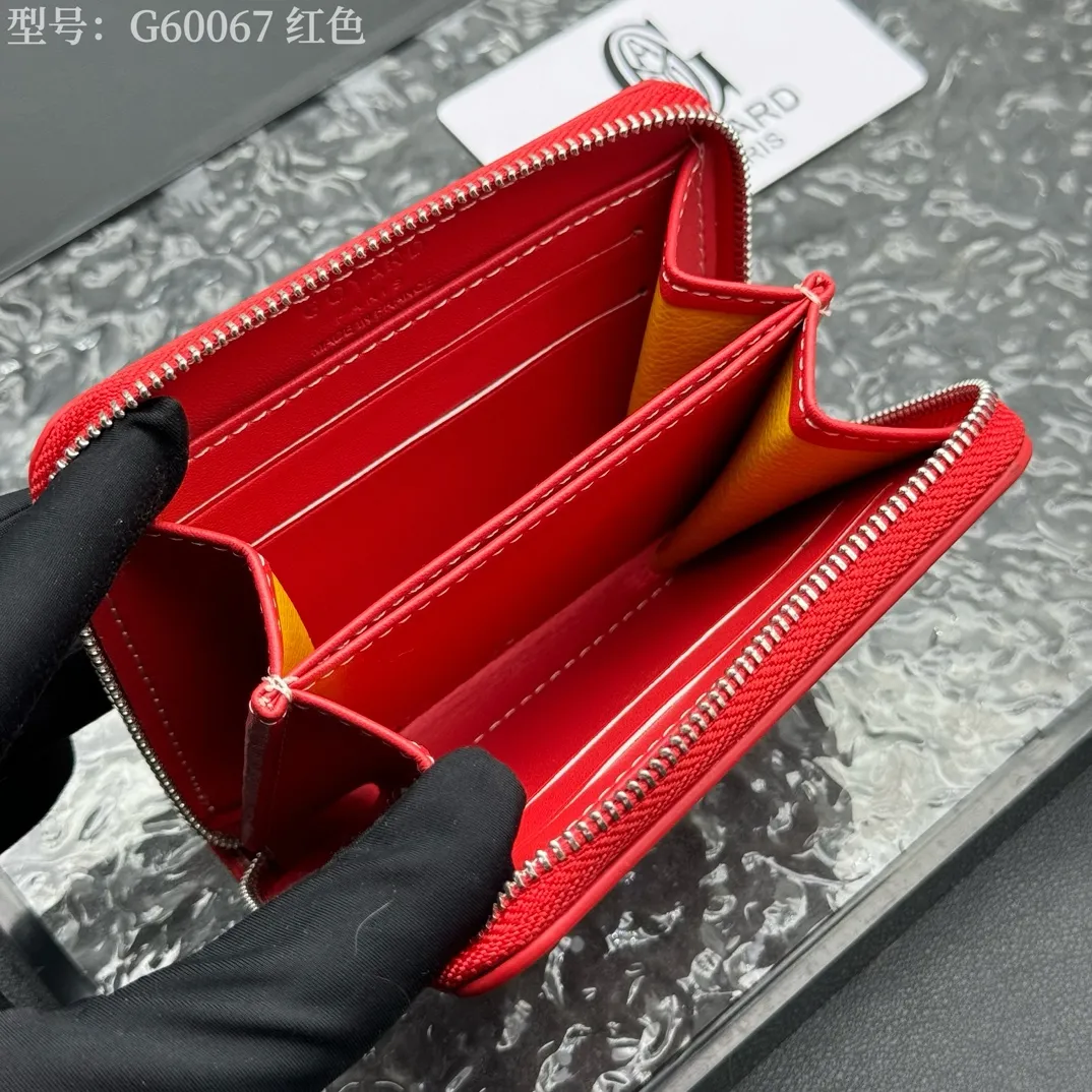 💰130 💎Top original 𝐠𝐨𝐲𝐚𝐫𝐝 Hot style 💕 Goya wallet short Matignon Mini coin purse with full zipper closure design. Its central compartment holds coins, while its interior patch pocket holds cards or small IDs. Style number: G60067 Size: 10.4*7.5*1.8cm