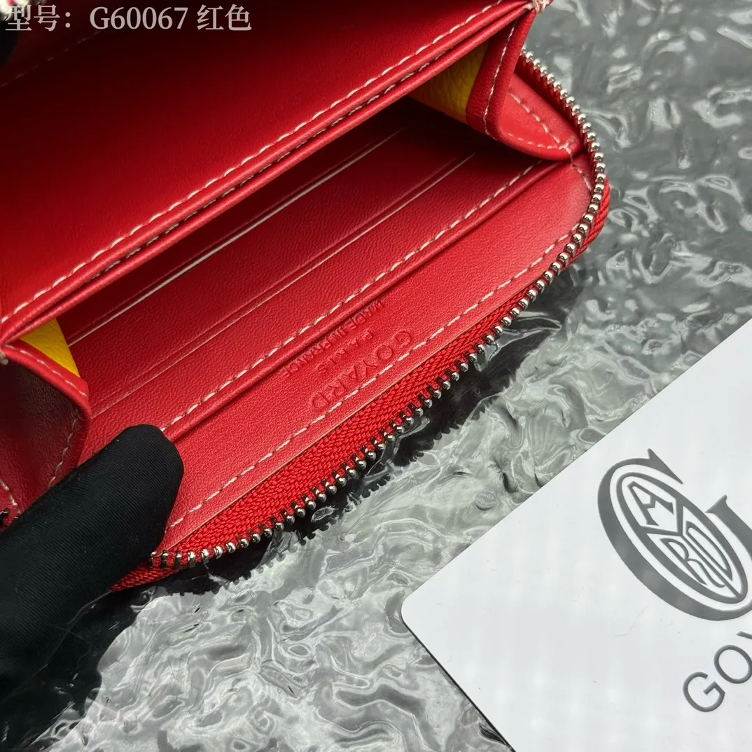 💰130 💎Top original 𝐠𝐨𝐲𝐚𝐫𝐝 Hot style 💕 Goya wallet short Matignon Mini coin purse with full zipper closure design. Its central compartment holds coins, while its interior patch pocket holds cards or small IDs. Style number: G60067 Size: 10.4*7.5*1.8cm